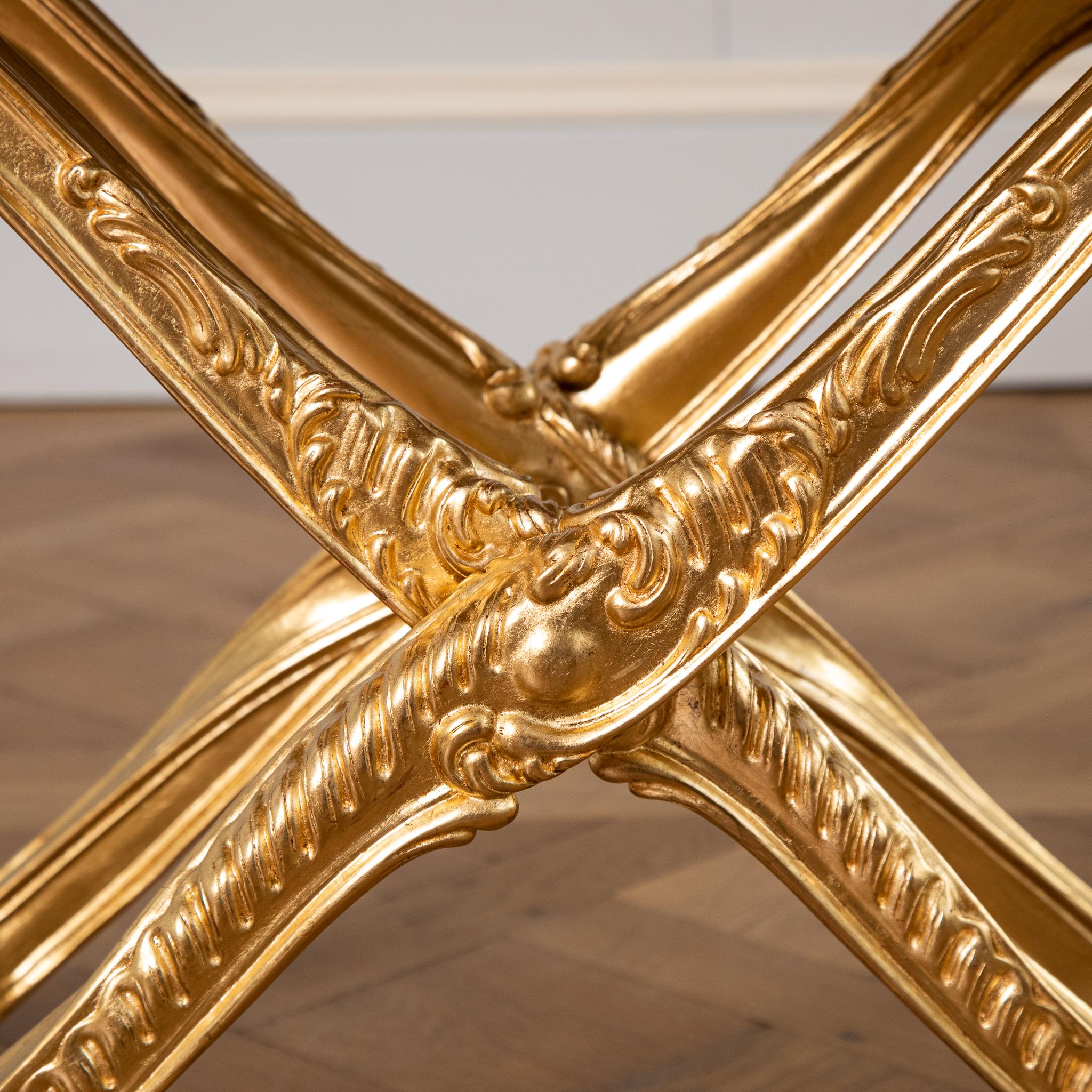  Tabouret pliant en bois doré de style Louis XIV fabriqué par La Maison London en vente 7