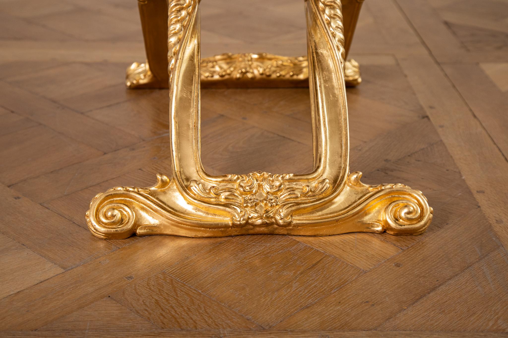  Tabouret pliant en bois doré de style Louis XIV fabriqué par La Maison London en vente 9