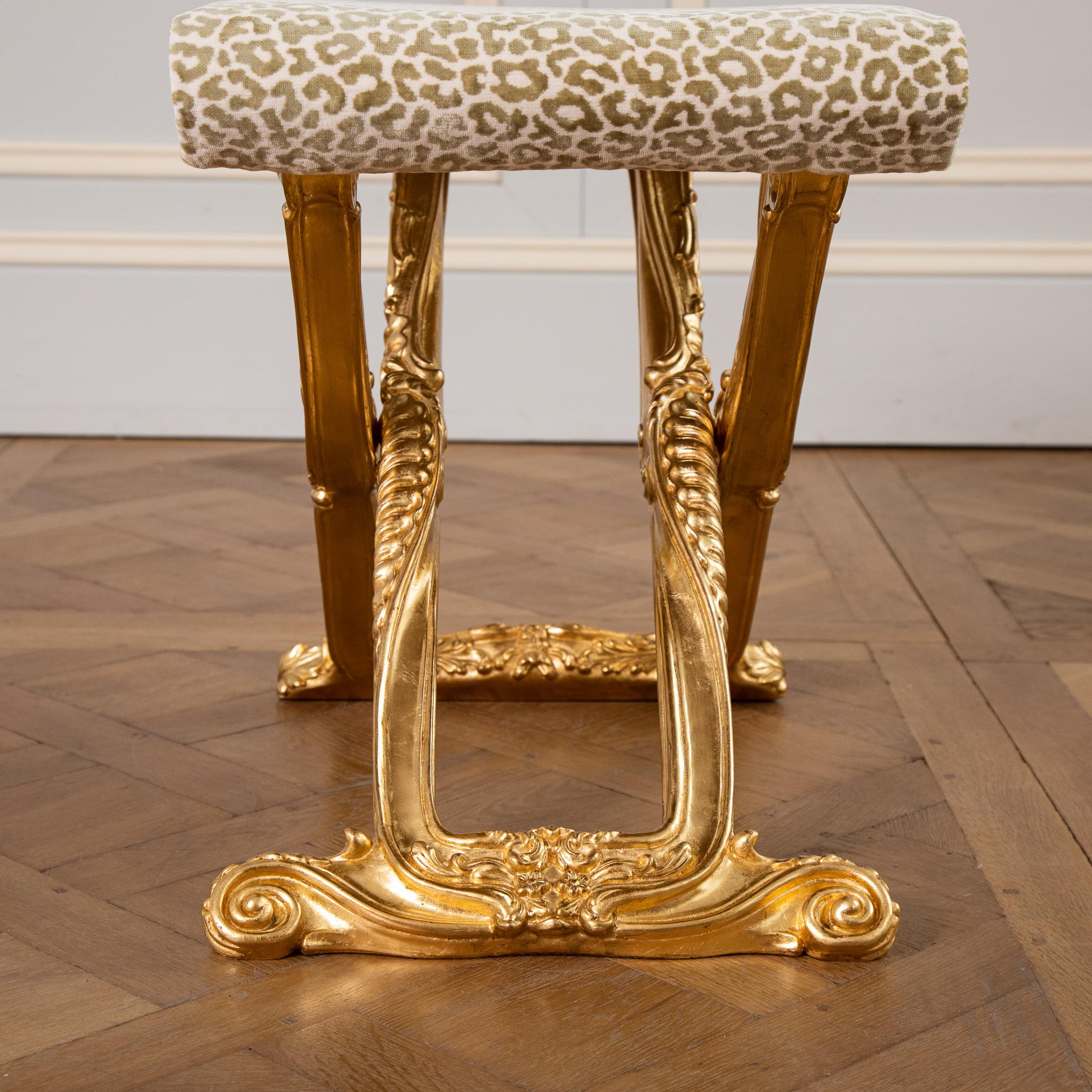 Tabouret pliant en bois doré de style Louis XIV fabriqué par La Maison London en vente 10
