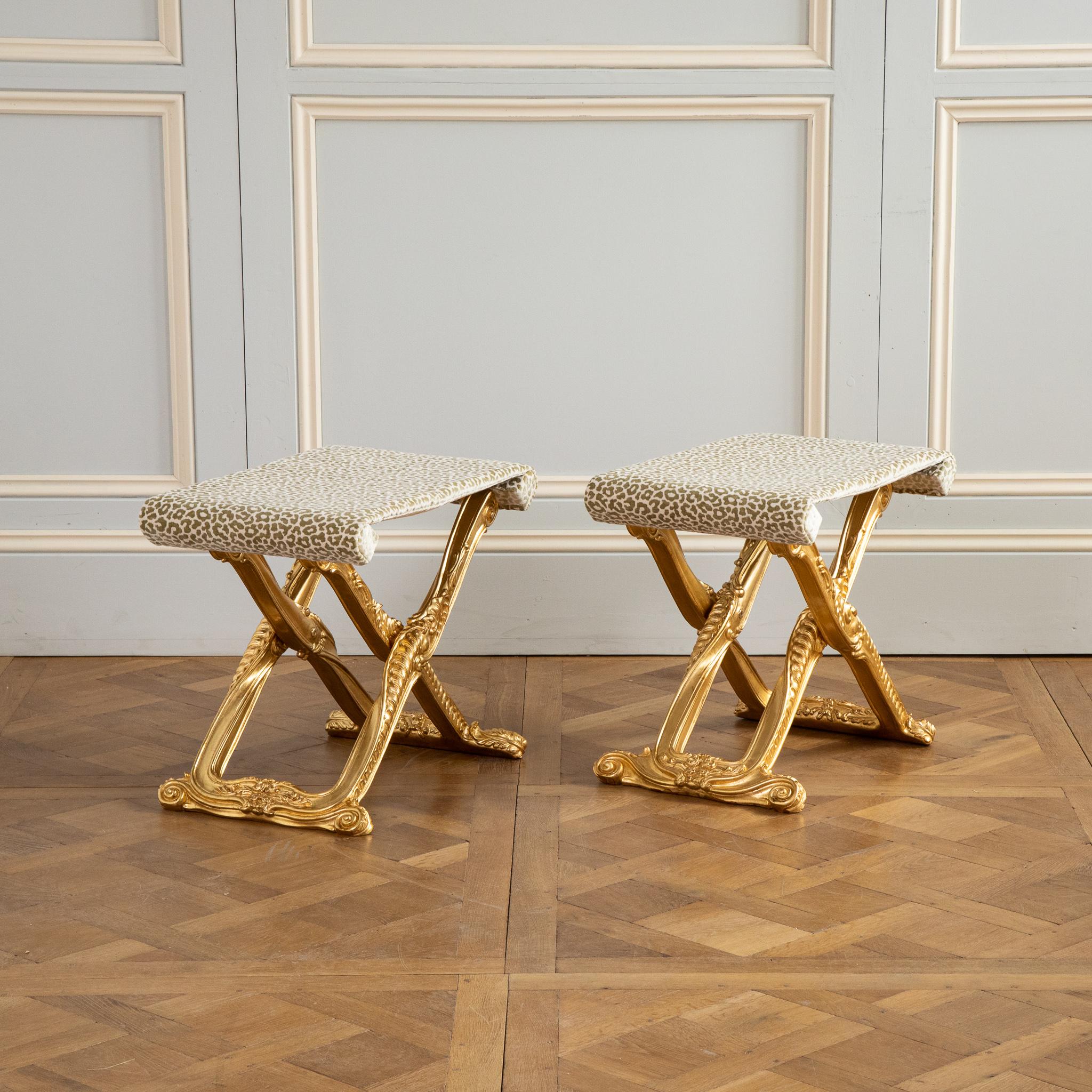  Tabouret pliant en bois doré de style Louis XIV fabriqué par La Maison London en vente 11