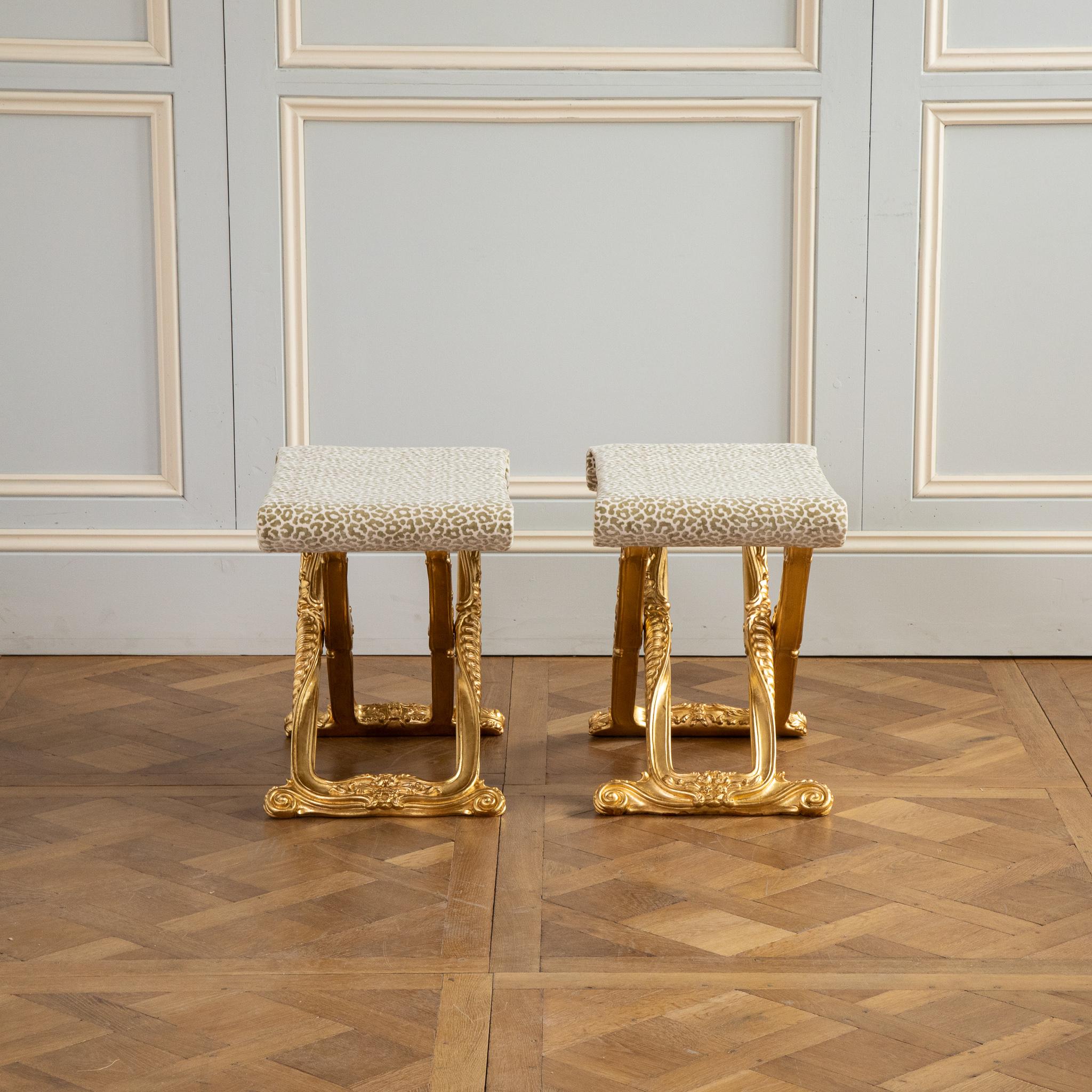  Tabouret pliant en bois doré de style Louis XIV fabriqué par La Maison London en vente 12
