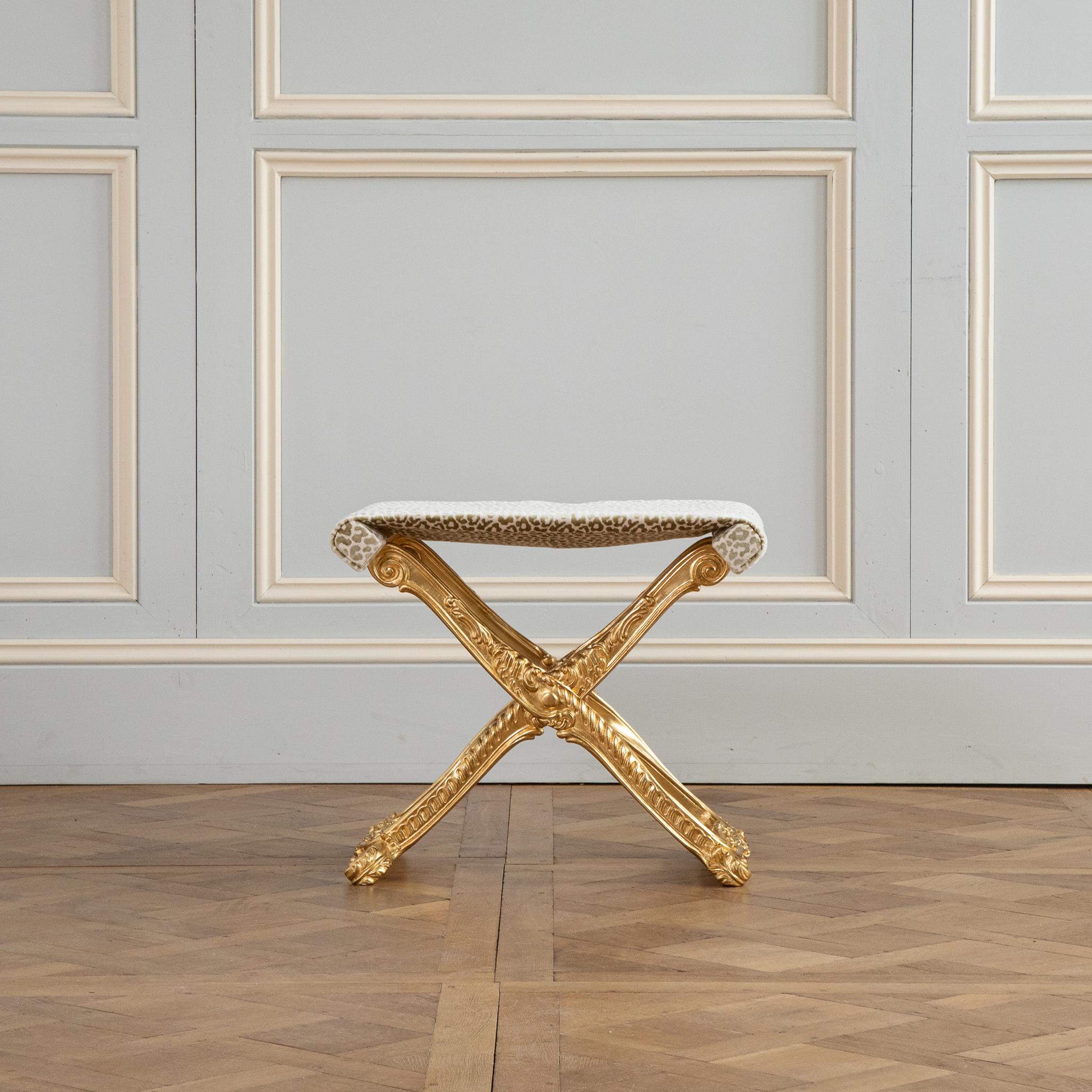 XXIe siècle et contemporain  Tabouret pliant en bois doré de style Louis XIV fabriqué par La Maison London en vente