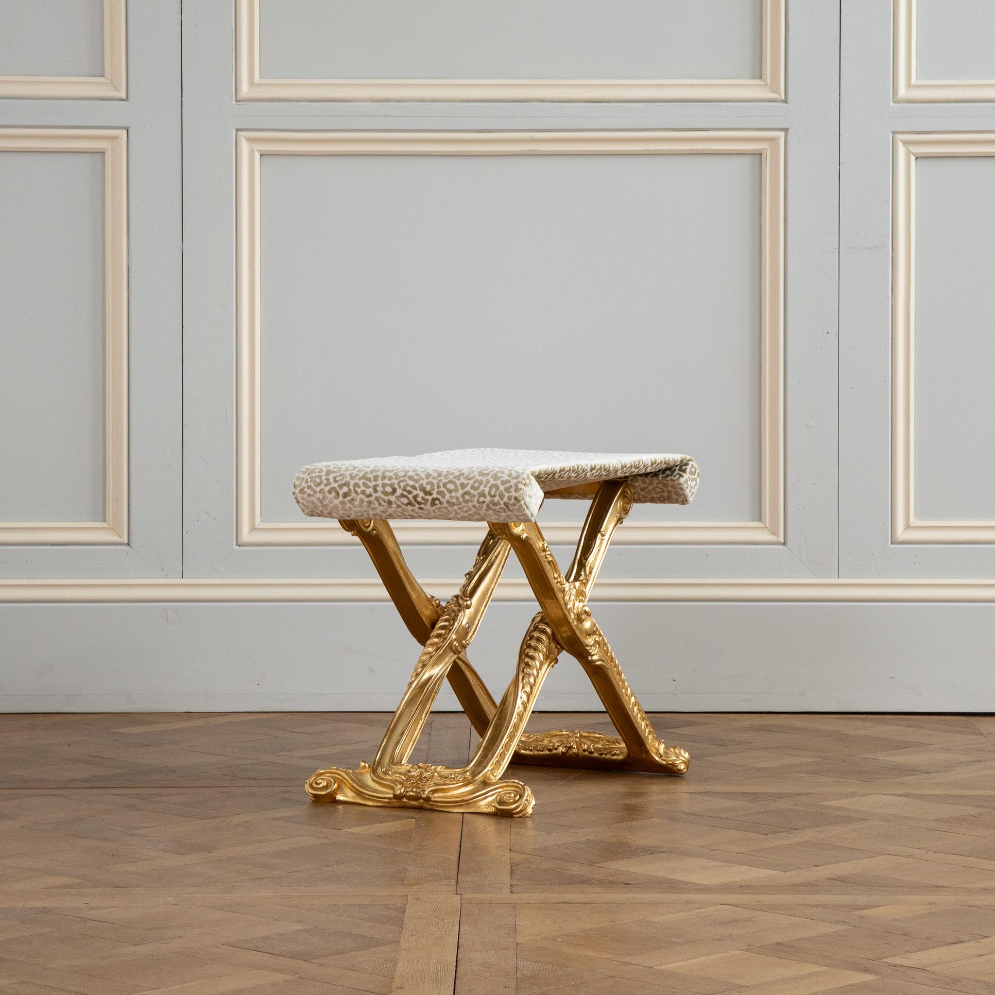  Tabouret pliant en bois doré de style Louis XIV fabriqué par La Maison London en vente 1