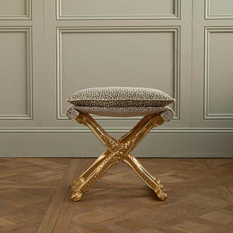 XXIe siècle et contemporain Tabouret pliant en bois doré de style Louis XIV fabriqué par La Maison London en vente