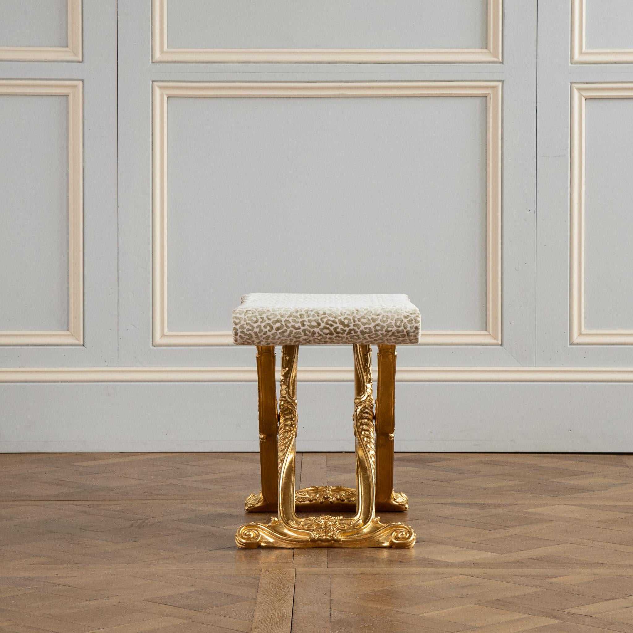  Tabouret pliant en bois doré de style Louis XIV fabriqué par La Maison London en vente 2