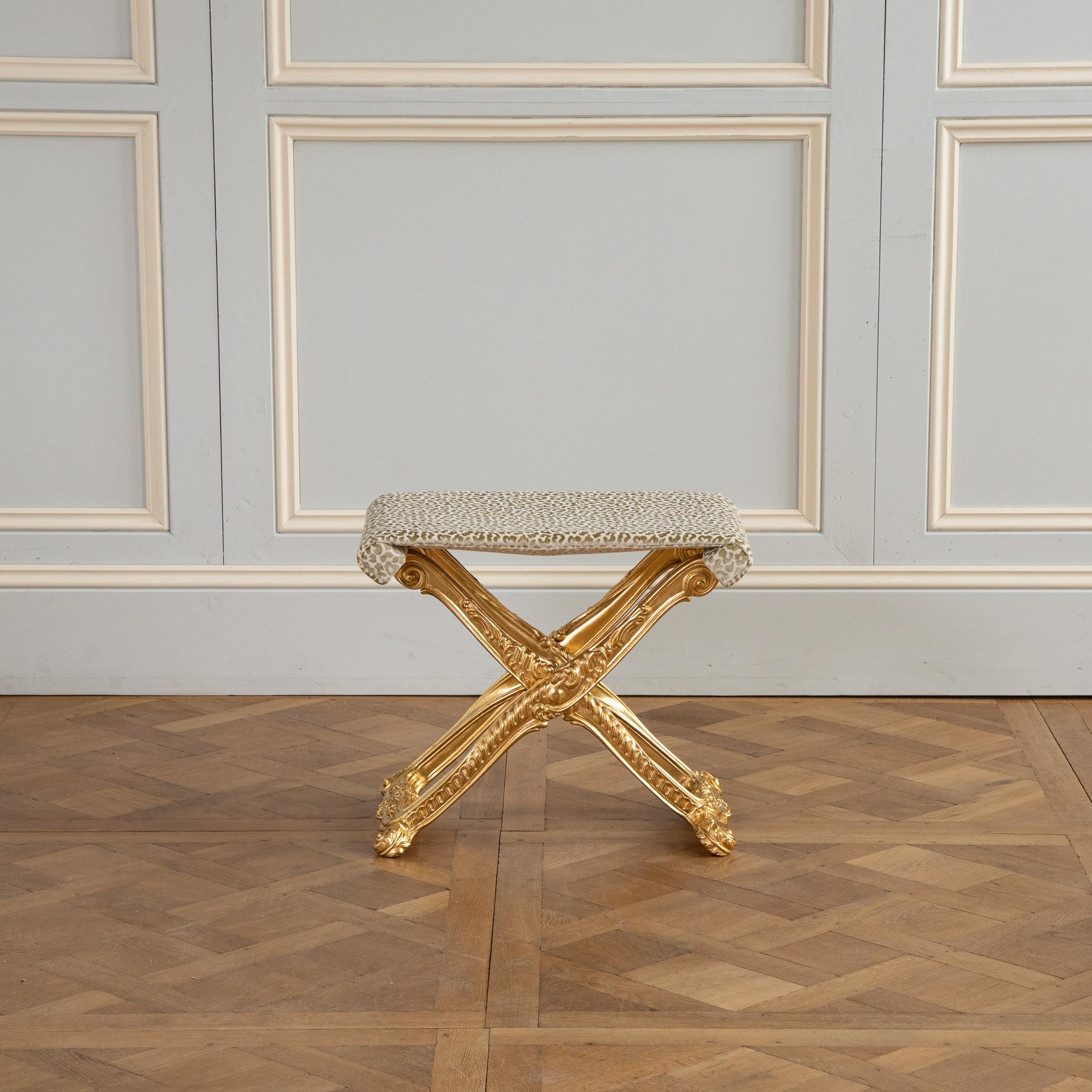  Tabouret pliant en bois doré de style Louis XIV fabriqué par La Maison London en vente 3