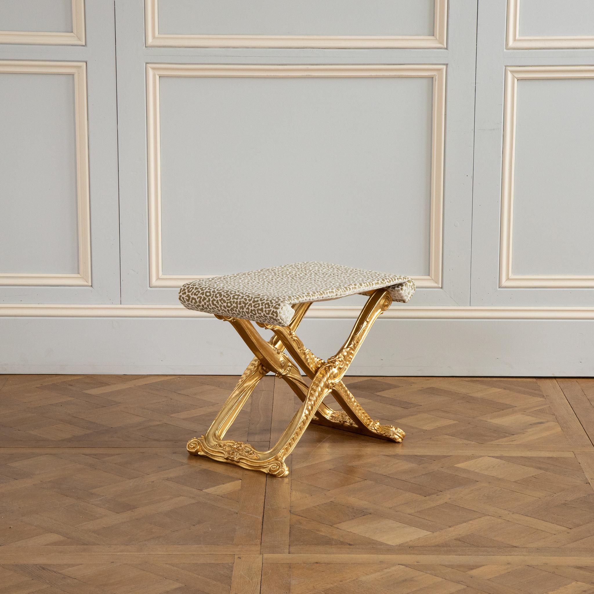  Tabouret pliant en bois doré de style Louis XIV fabriqué par La Maison London en vente 4
