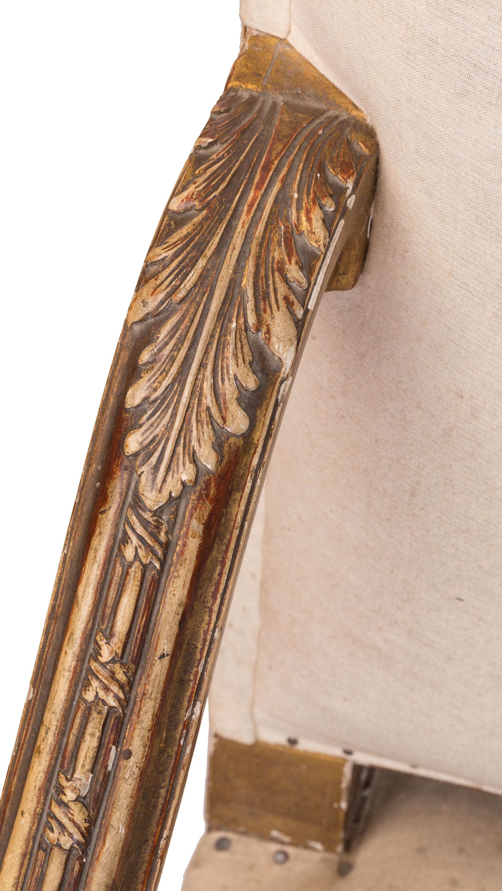 Fauteuil tapissé à haut dossier de style Louis XIV avec détails en bois doré sculpté en vente 3