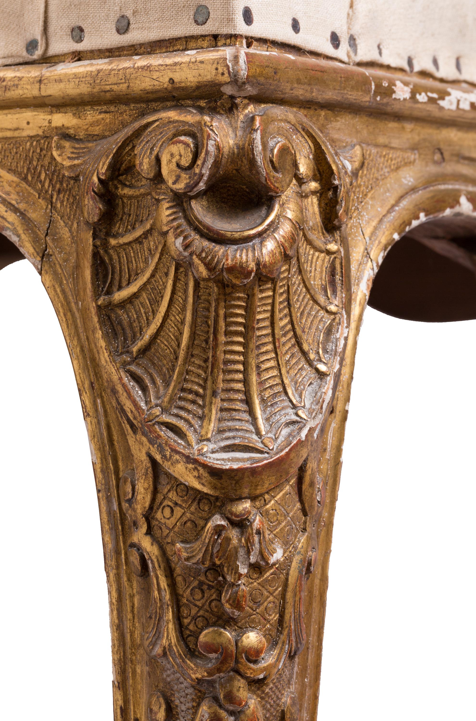 Fauteuil tapissé à haut dossier de style Louis XIV avec détails en bois doré sculpté en vente 4
