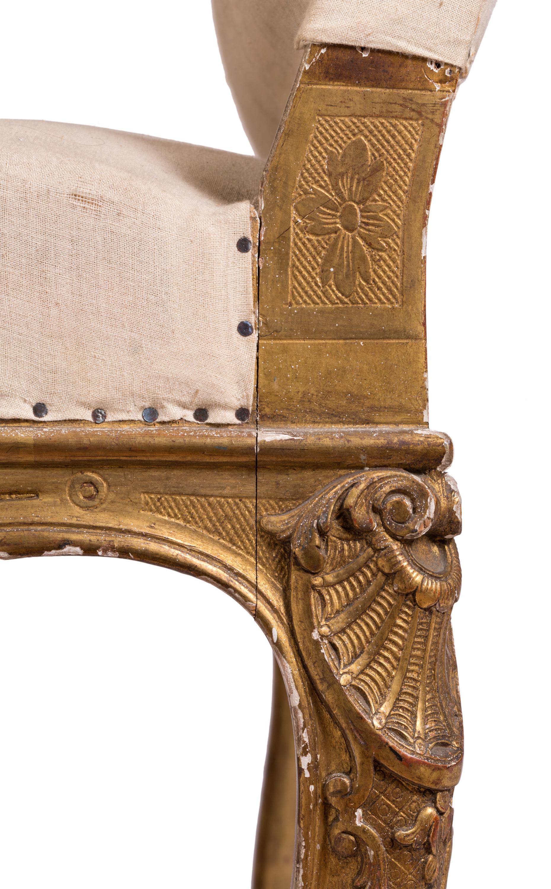 Fauteuil tapissé à haut dossier de style Louis XIV avec détails en bois doré sculpté en vente 5