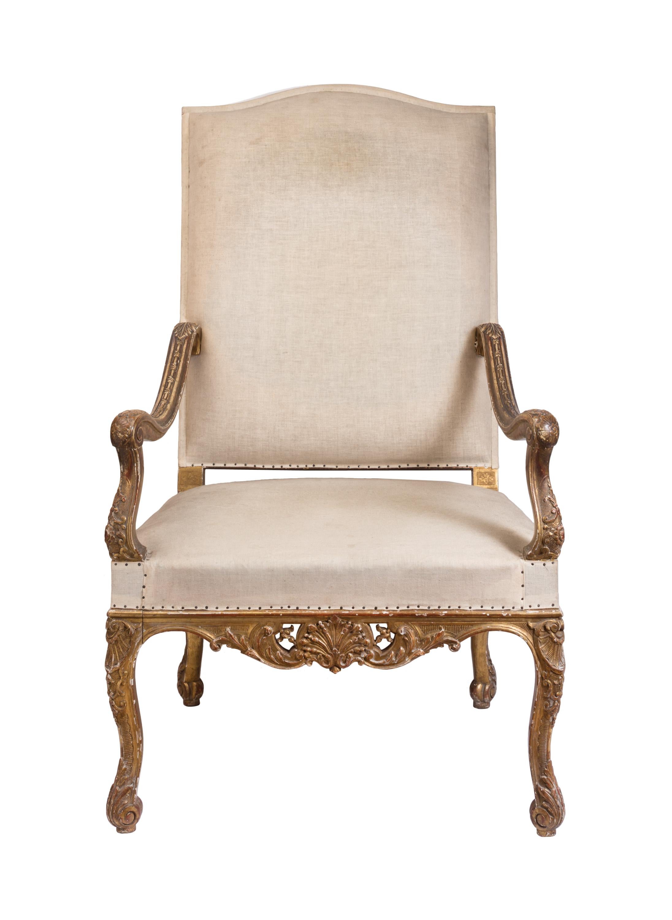 Ce fauteuil royal à dossier haut, semblable à un trône, de style Louis XIV du XIXe siècle, nous rappelle l'époque où la taille du fauteuil d'une personne reflétait son statut social - plus il était grand et imposant, plus vous étiez haut placé.