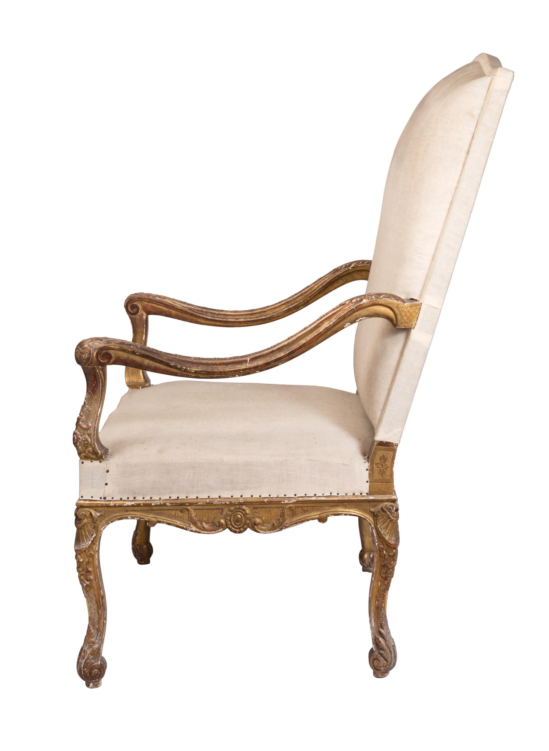 Fauteuil tapissé à haut dossier de style Louis XIV avec détails en bois doré sculpté Bon état - En vente à Madrid, ES