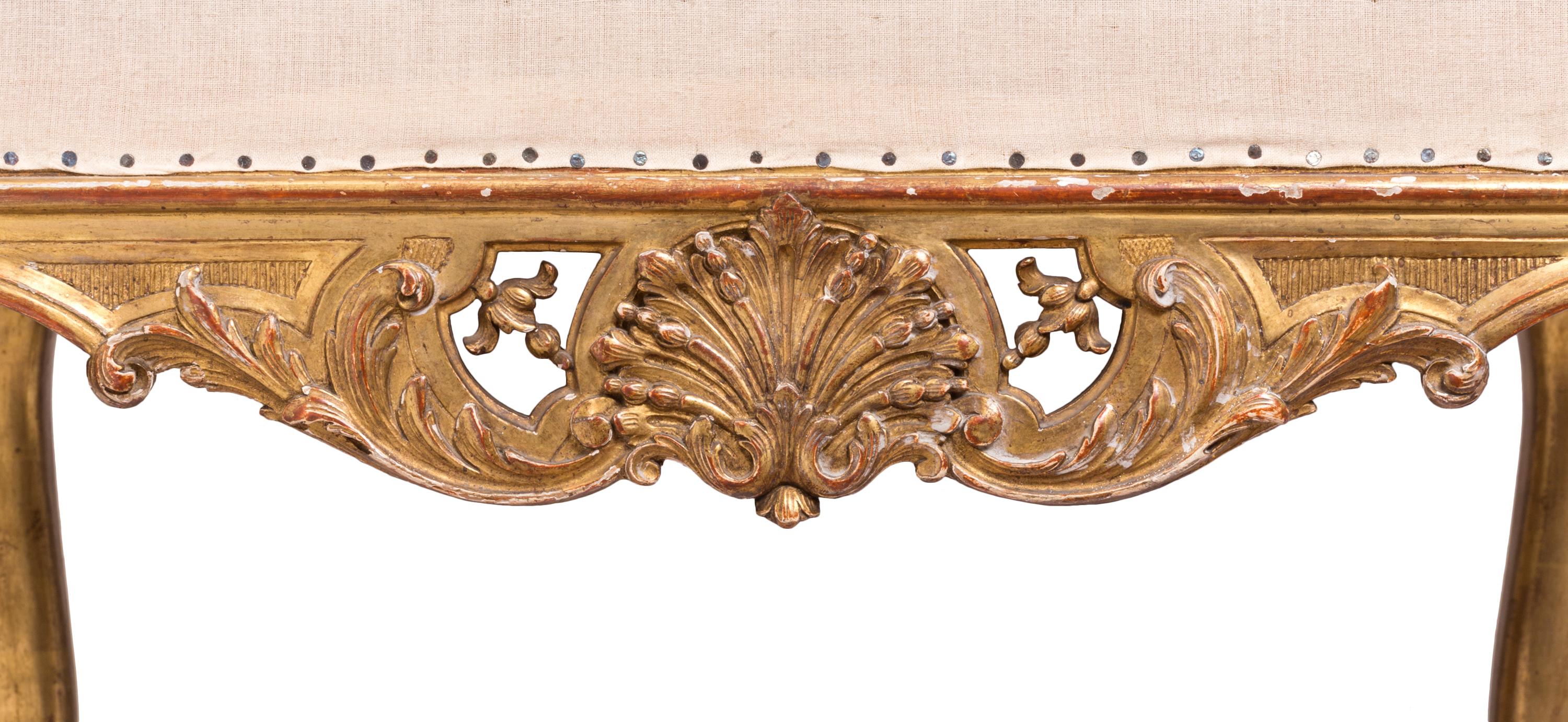 XIXe siècle Fauteuil tapissé à haut dossier de style Louis XIV avec détails en bois doré sculpté en vente