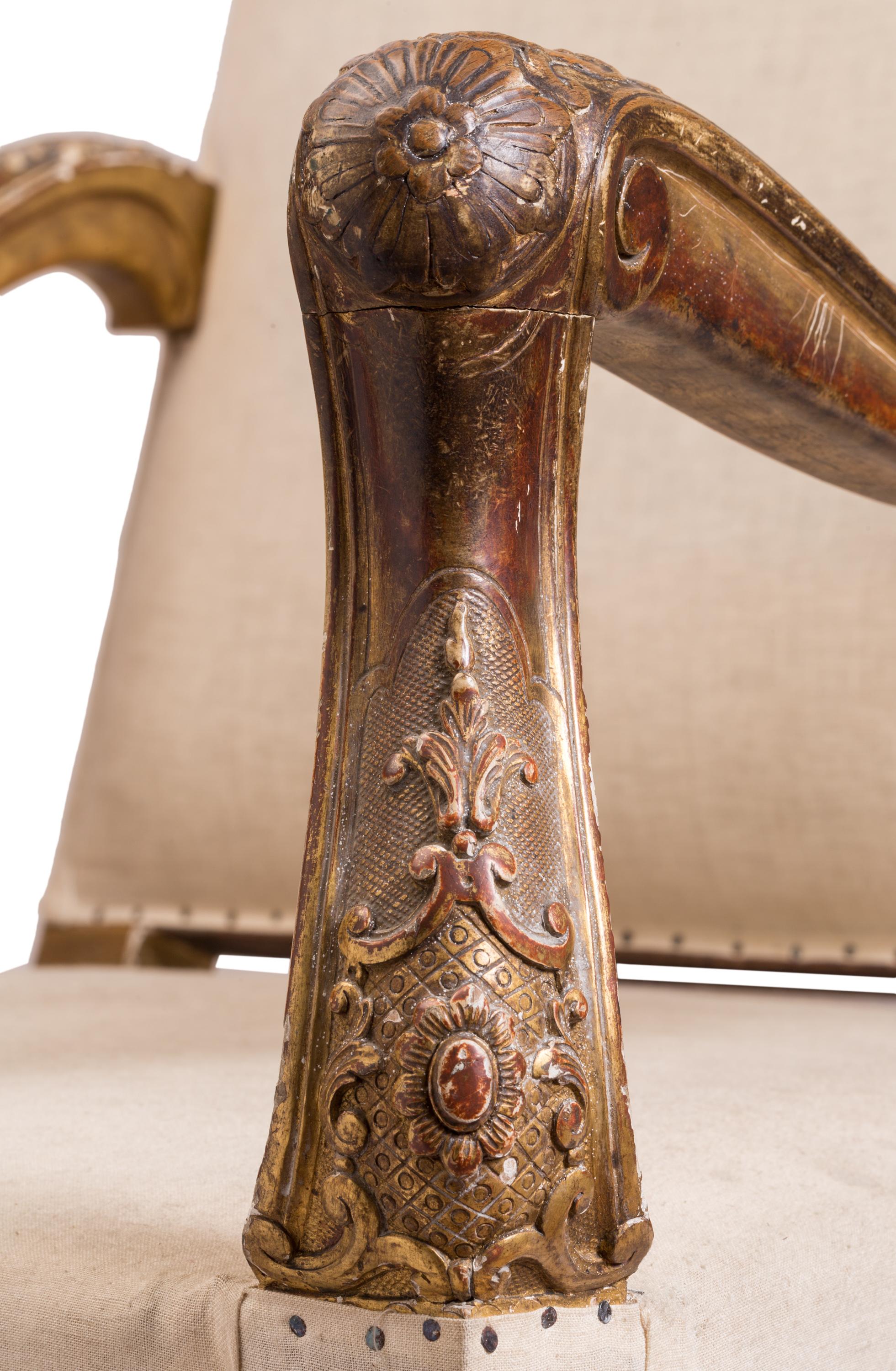 Fauteuil tapissé à haut dossier de style Louis XIV avec détails en bois doré sculpté en vente 1