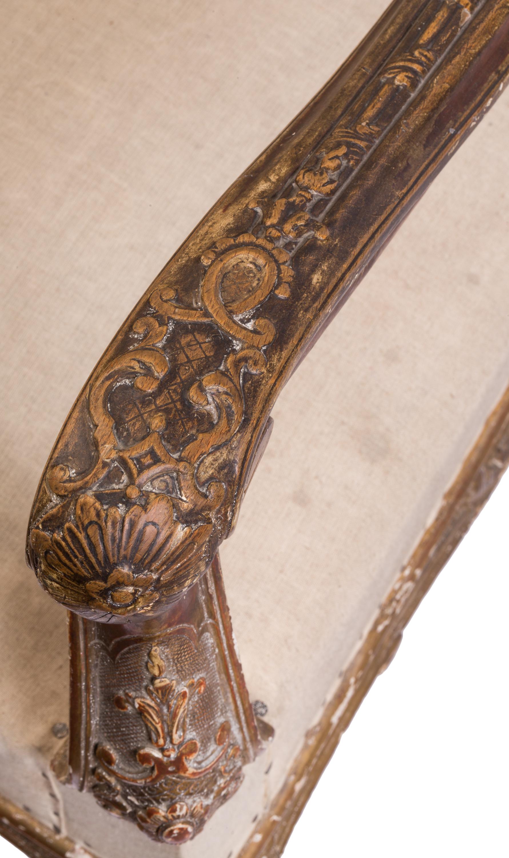 Fauteuil tapissé à haut dossier de style Louis XIV avec détails en bois doré sculpté en vente 2