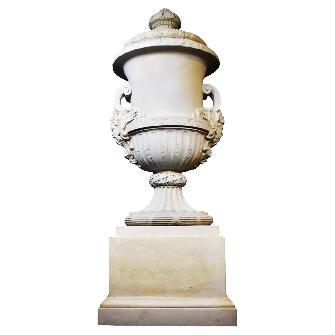 Urne mit Deckel im Louis XIV.-Stil auf Sockel