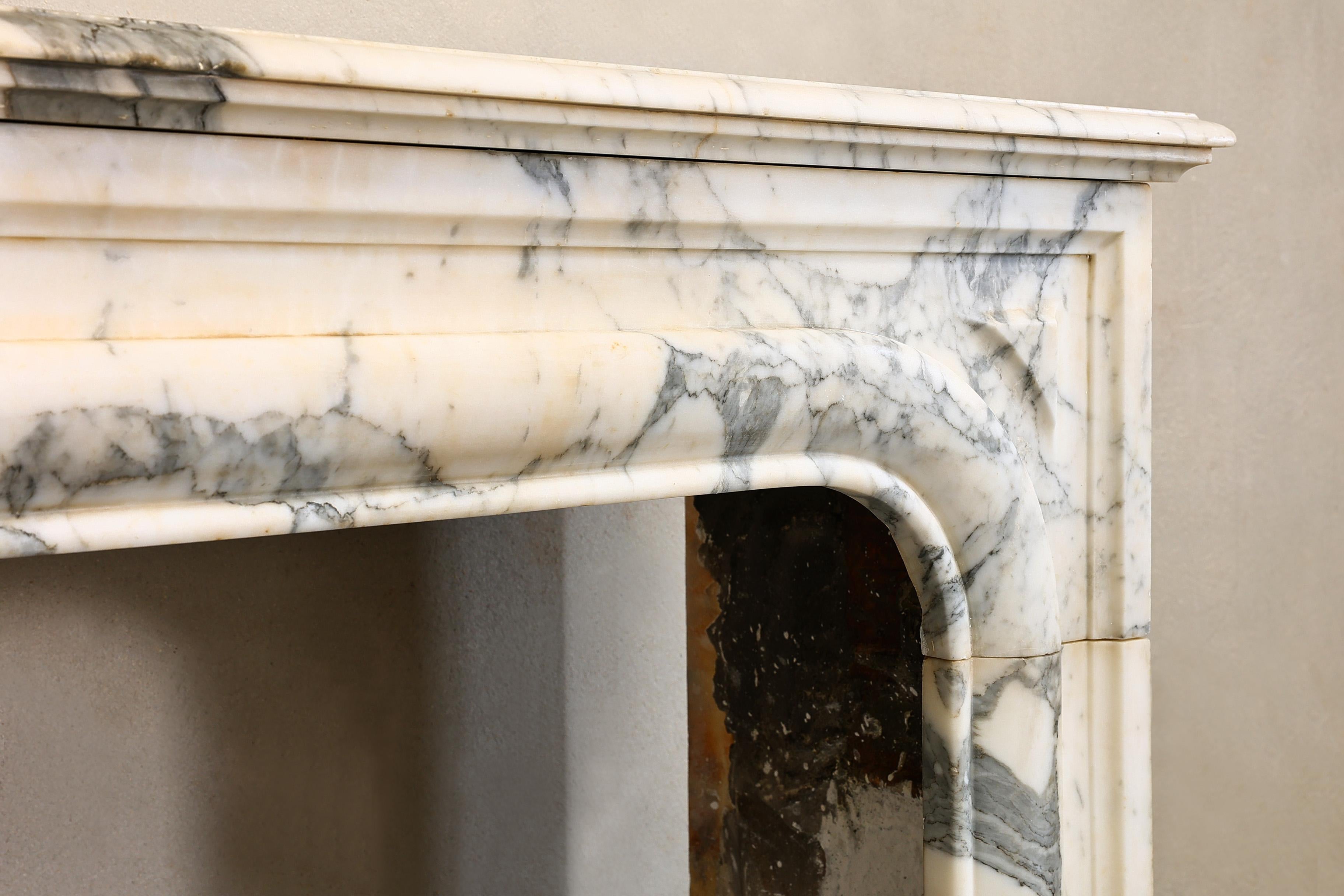 Louis XIV style mantle surround of Arabescato marble from the 19th century In Good Condition For Sale In Made, NL