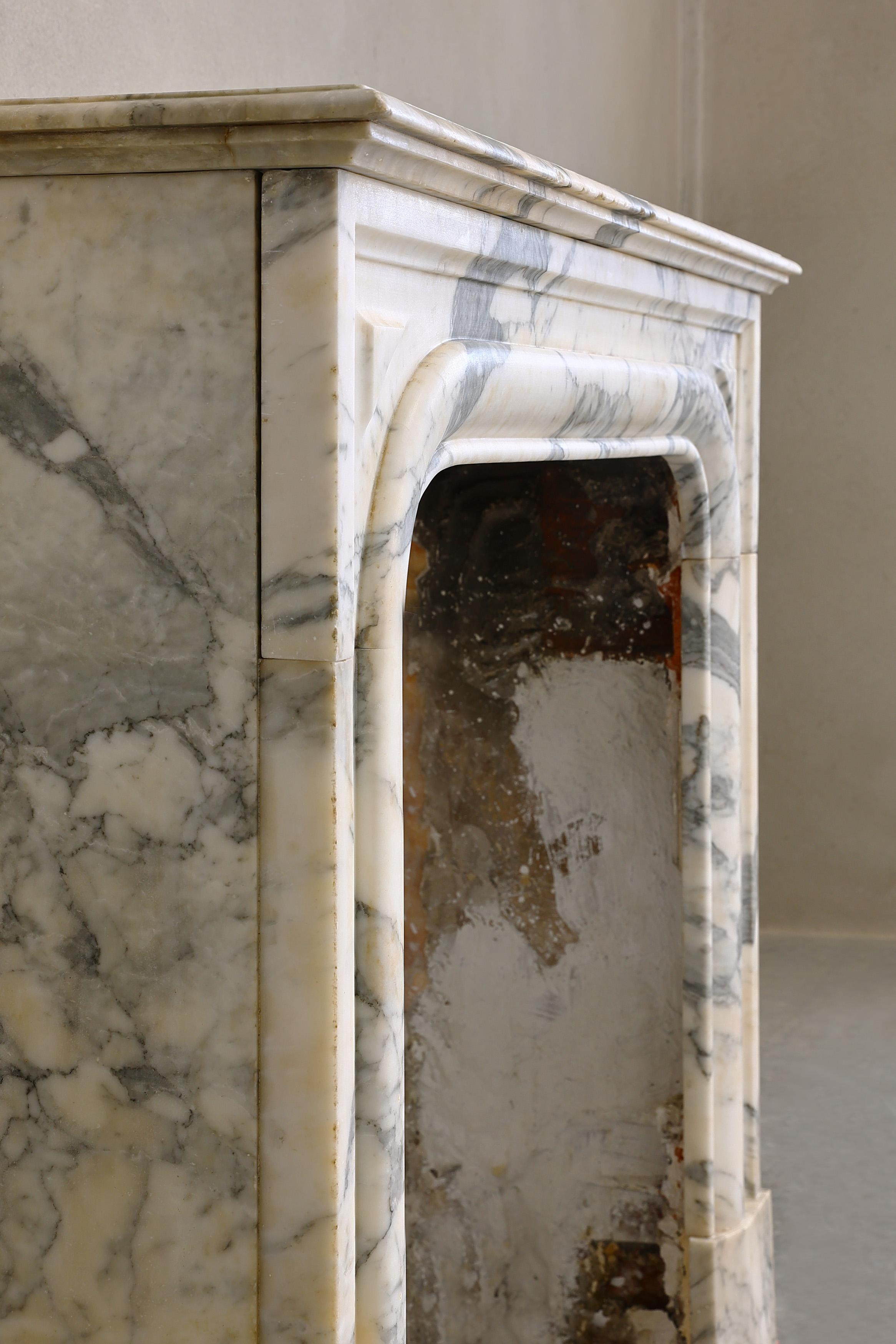 Louis XIV style mantle surround of Arabescato marble from the 19th century For Sale 3