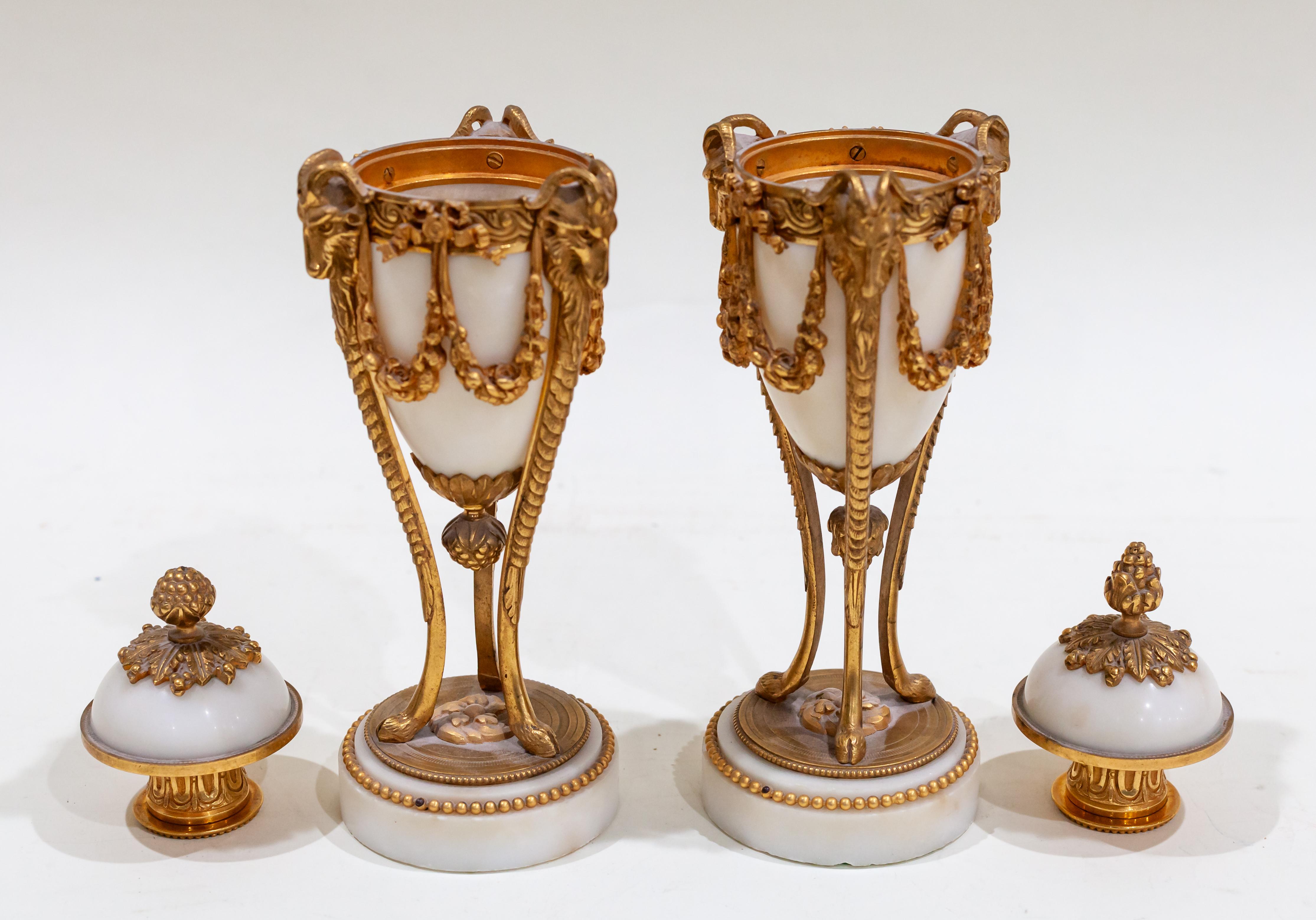 Cassolette votive in marmo e ormolu in stile Luigi XIV Splendide!

Splendide cassette in ormolu Luigi XIV
Bellissimo set di due cassette votive per candele in Ormolu
Altezza approssimativa = 10
Diametro approssimativo = 3
I pezzi sono in buone