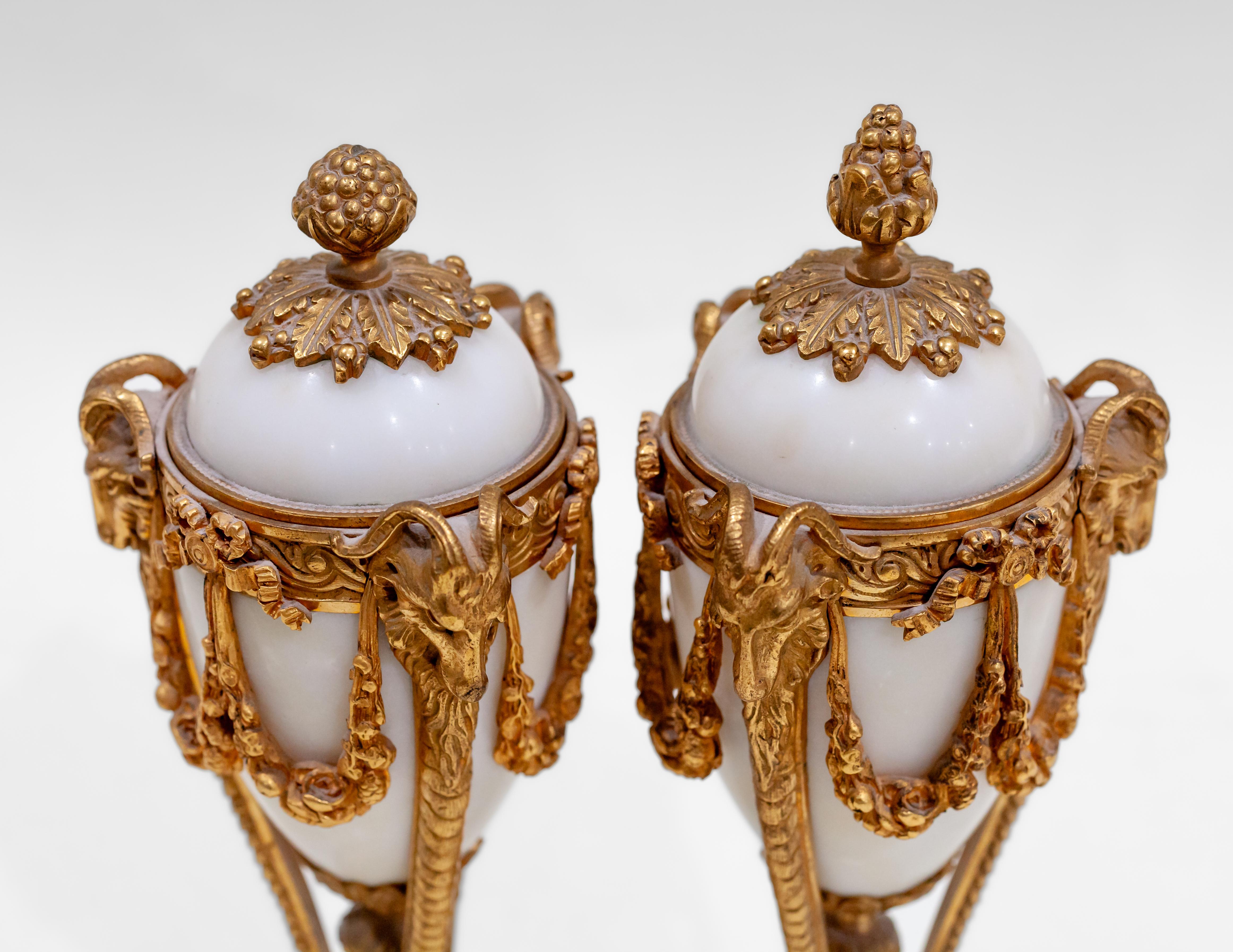 Neoclassico Cassolette votive in marmo e ormolu in stile Luigi XIV Splendide! in vendita
