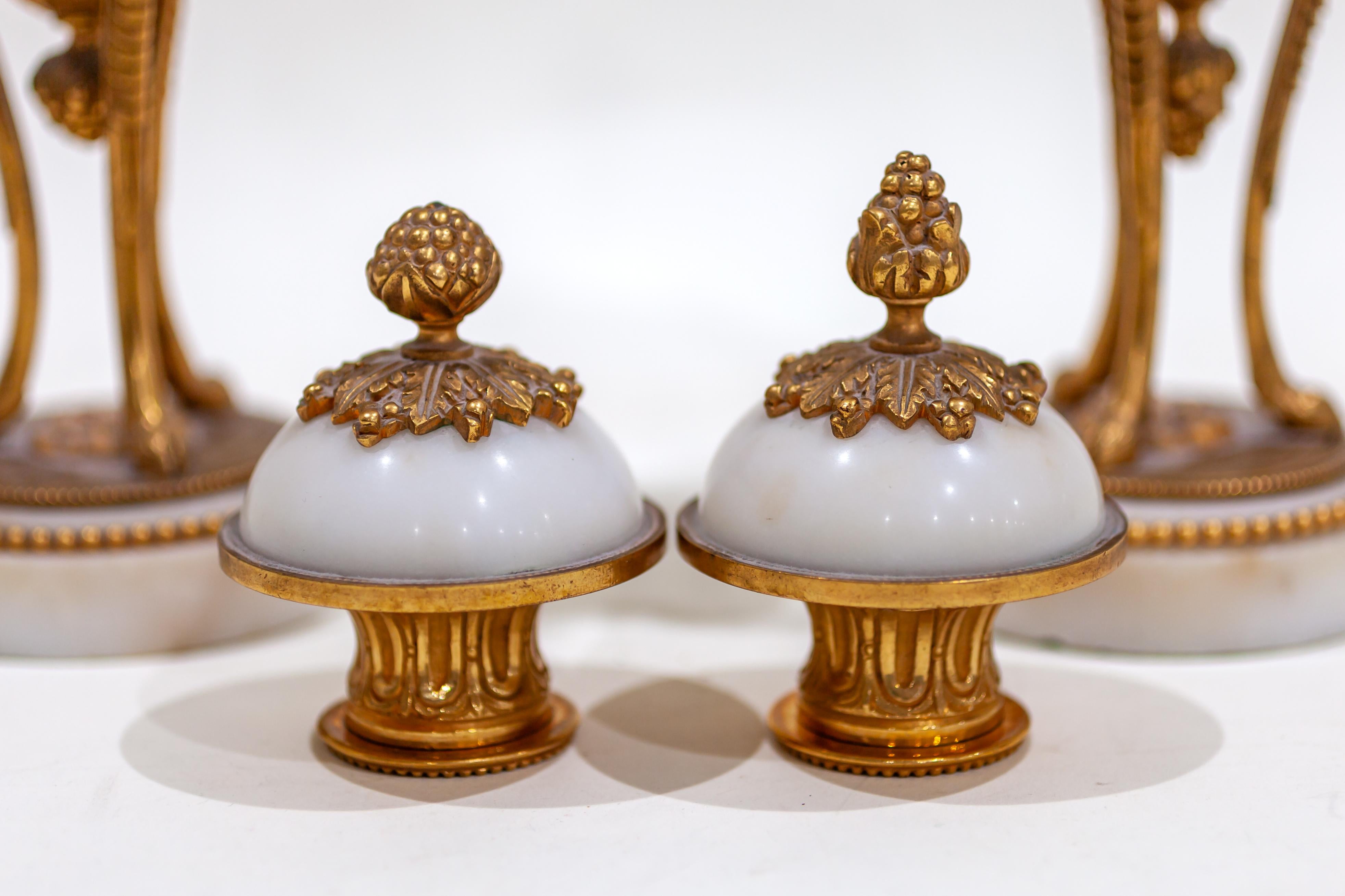 Cassolette votive in marmo e ormolu in stile Luigi XIV Splendide! in vendita 1