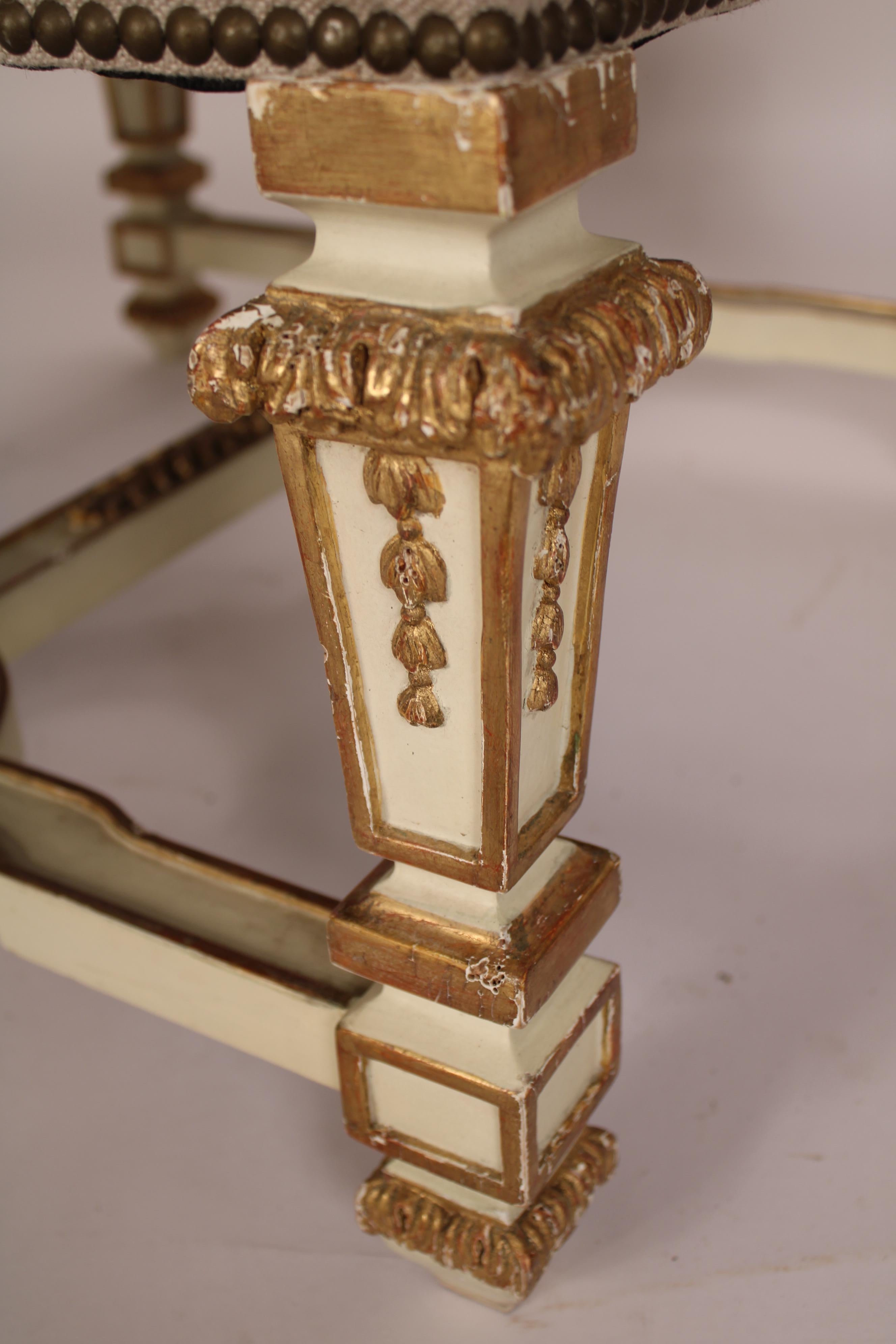 Banc peint et partiellement doré de style Louis XIV en vente 4