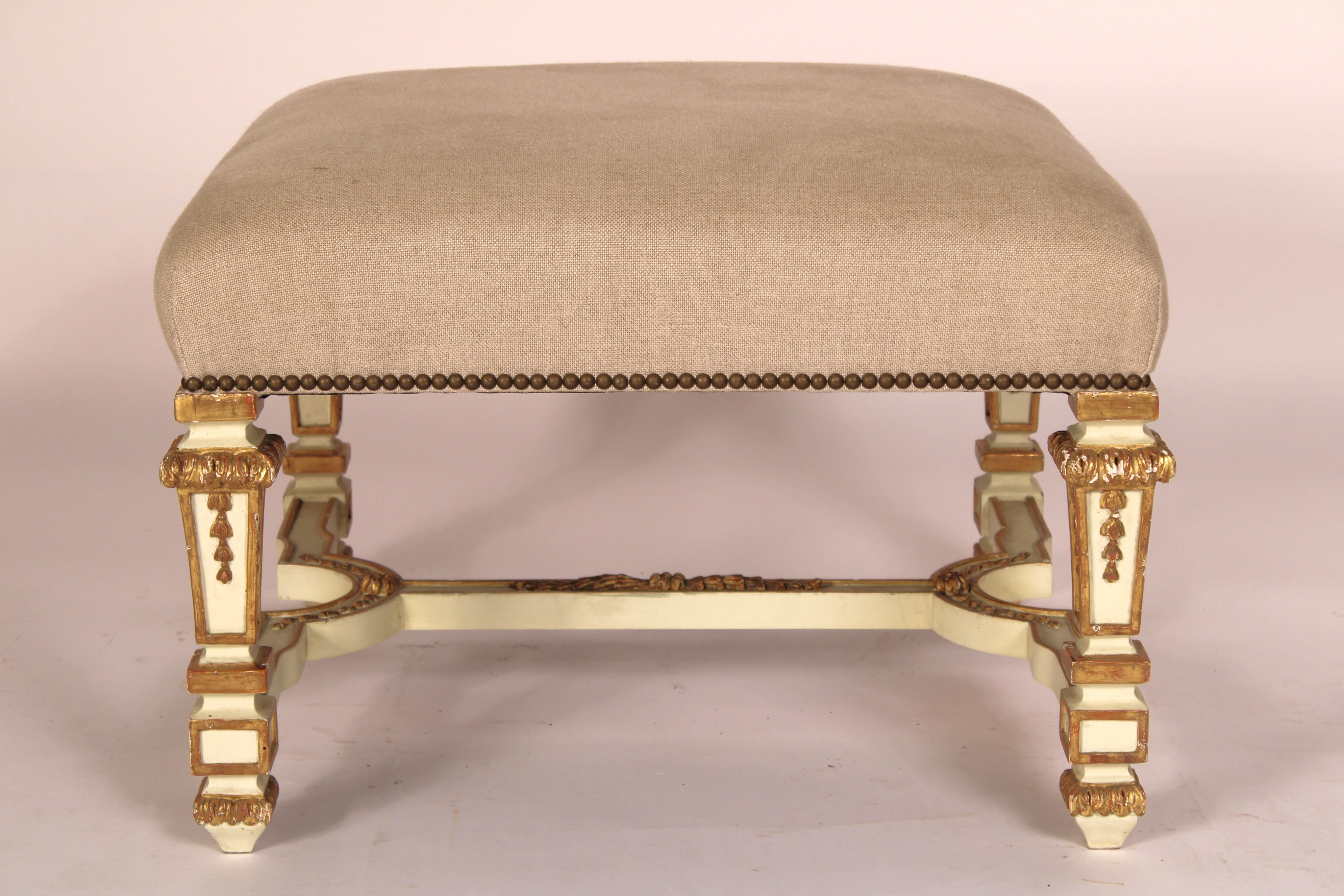 Banc de style Louis XIV peint et partiellement doré, fin du 20e siècle. Avec un plateau tapissé de lin, 4 pieds de style Louis XIV avec décorations dorées, reliés par une barre d'appui en forme de H. La décoration dorée est réalisée à la feuille
