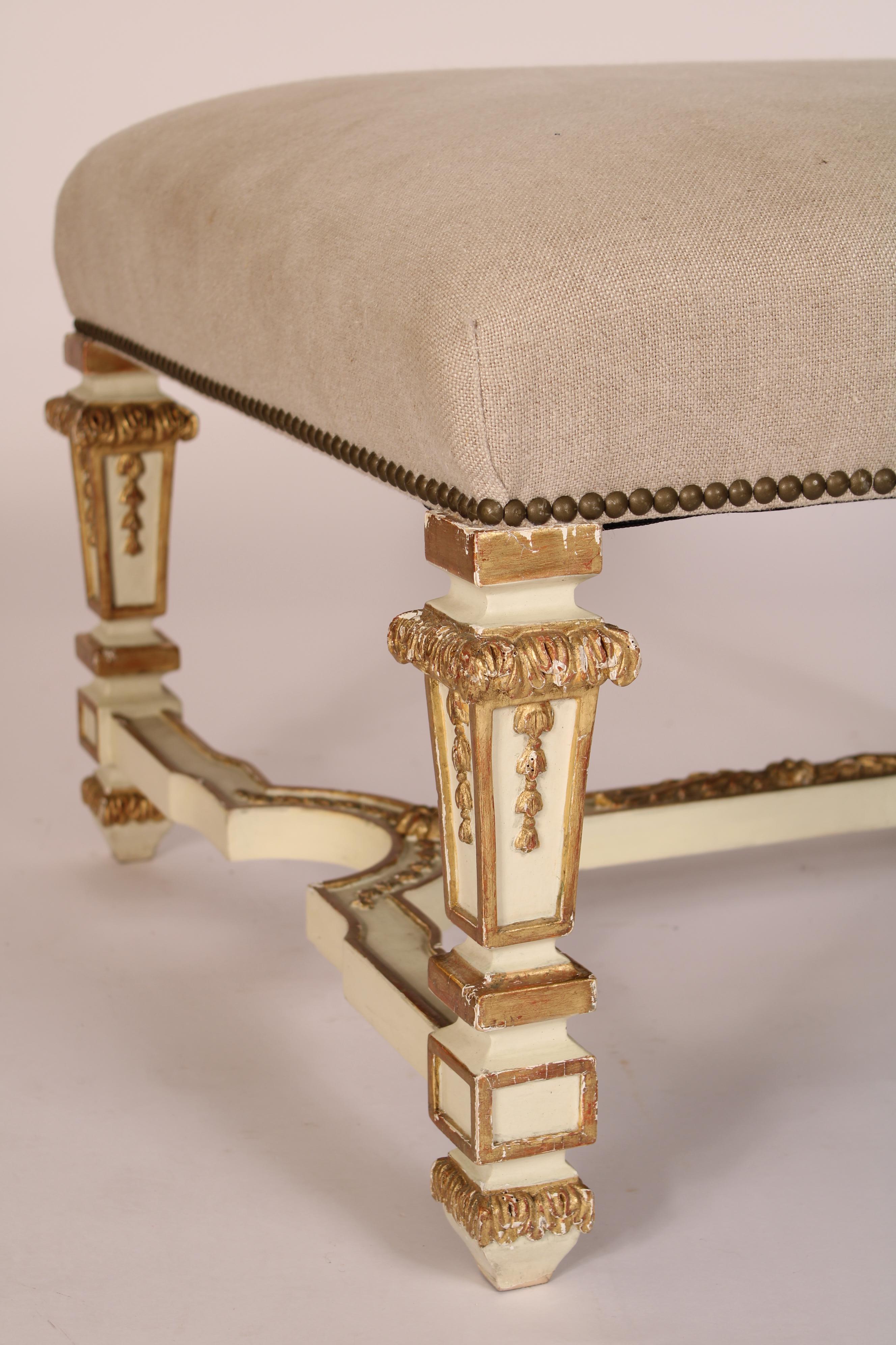 Tissu d'ameublement Banc peint et partiellement doré de style Louis XIV en vente