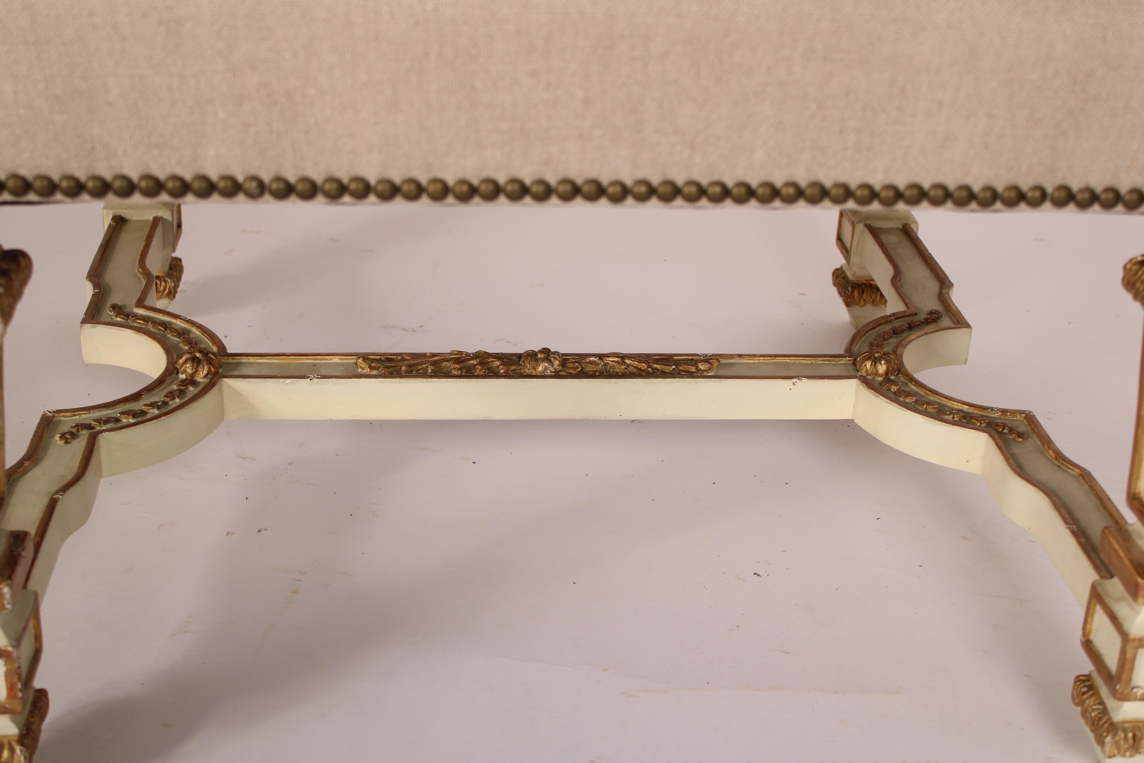 Banc peint et partiellement doré de style Louis XIV en vente 1