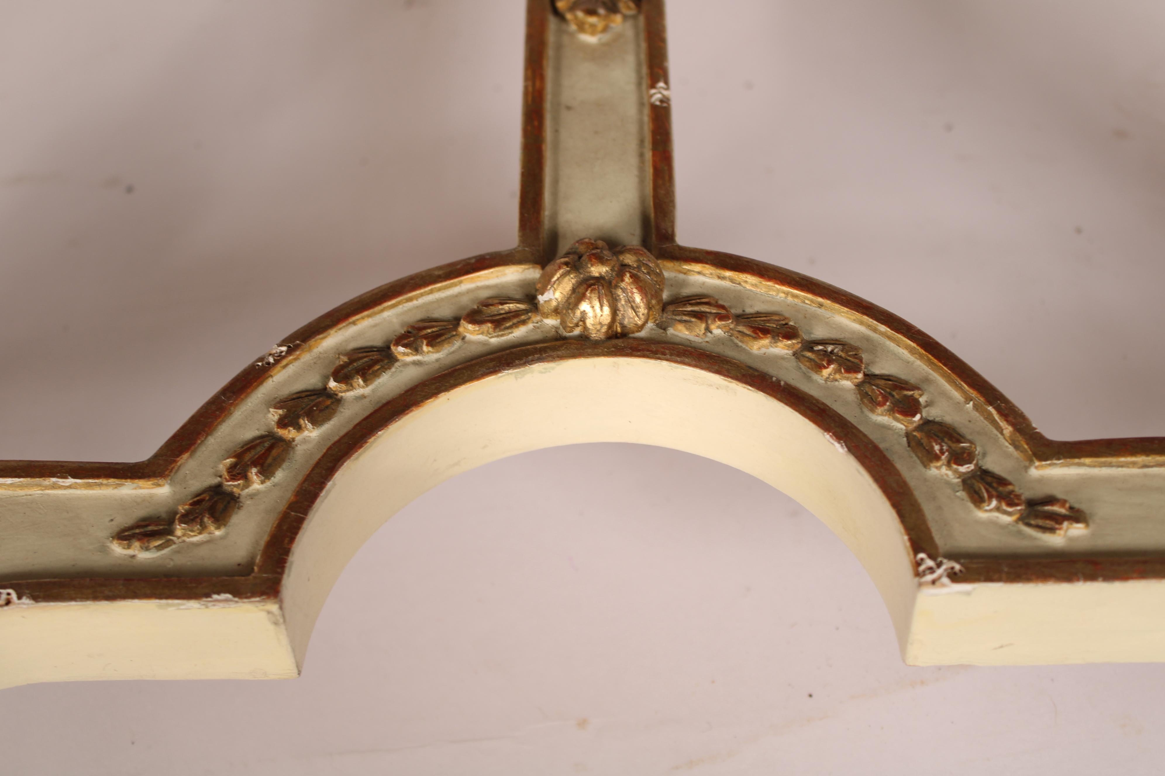 Banc peint et partiellement doré de style Louis XIV en vente 3
