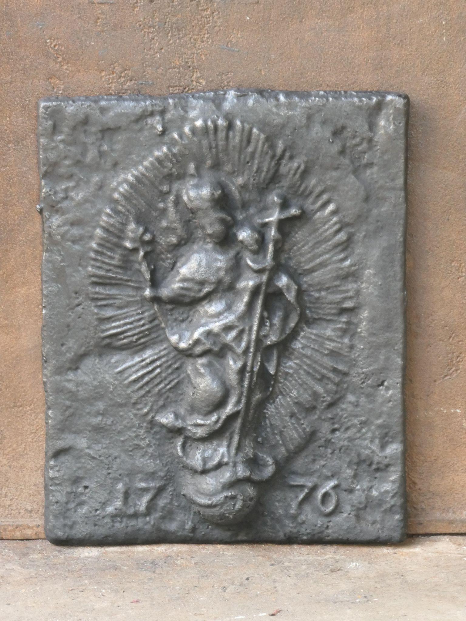 Plaque de cheminée allemande du 20e siècle, de style Louis XIV, représentant un thème religieux. La plaque de cheminée est en fonte et a une patine noire. La plaque de cheminée est en bon état et ne présente pas de fissures.
