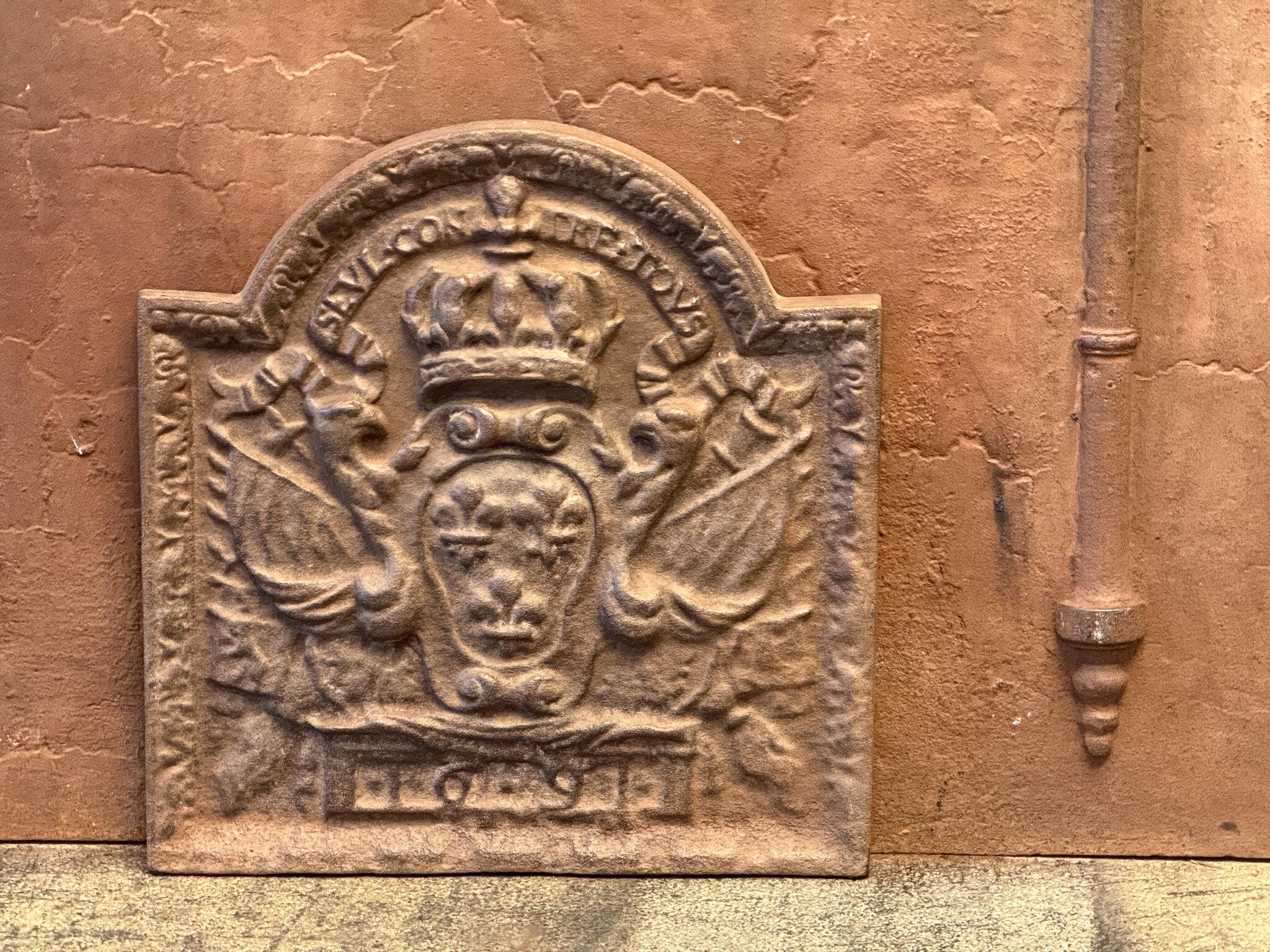 French Louis XIV Style 'Seul Contre Tous' Fireback / Backsplash, 20th Century For Sale