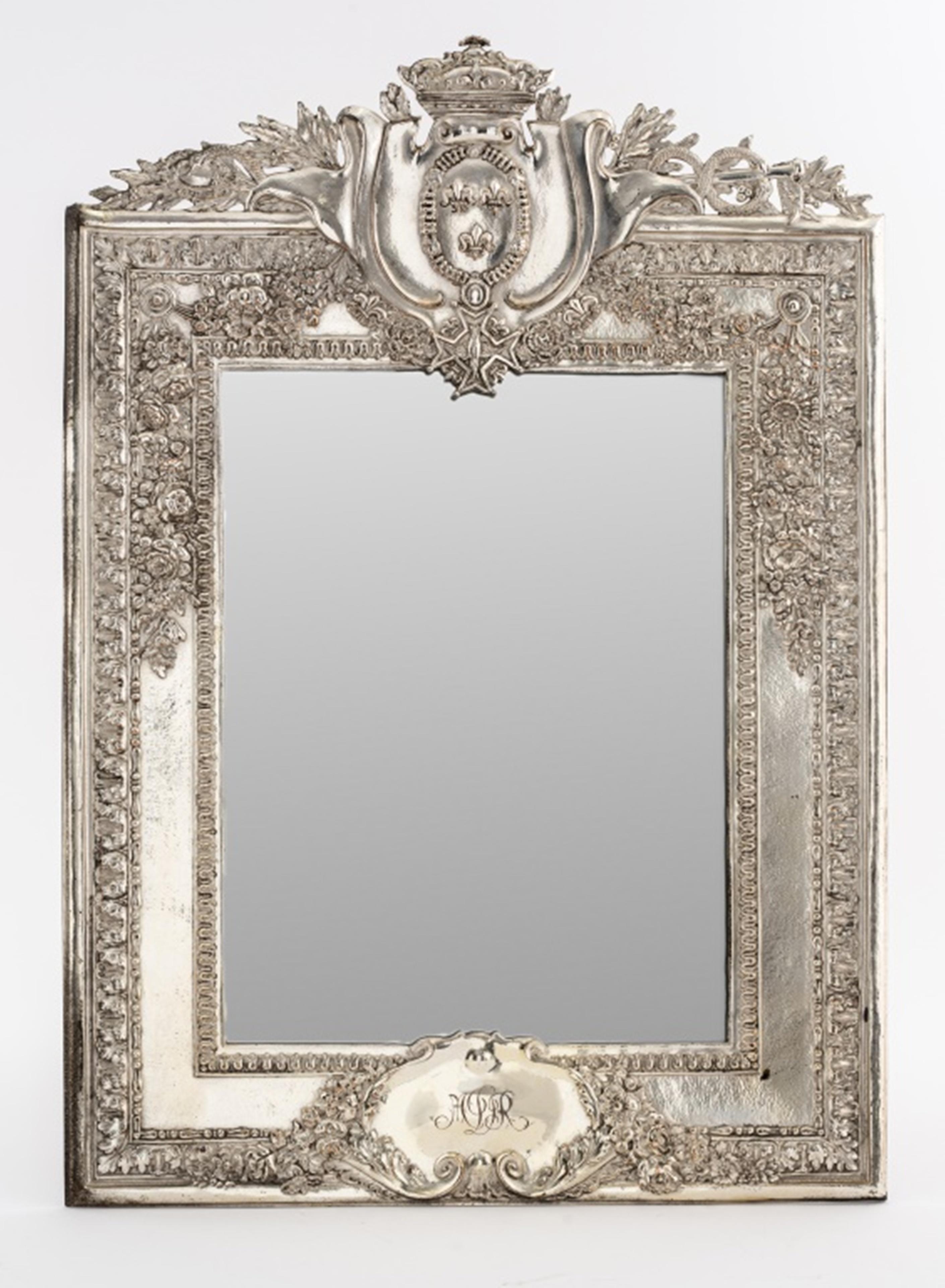 Miroir français en cuivre argenté dans le goût Louis XIV avec décoration feuillagée, 19e s. ou plus tard, monogrammé, marque du fabricant présente sur le dessous, peut-être une copie galvanoplastique ou électrolytique d'un objet original par un