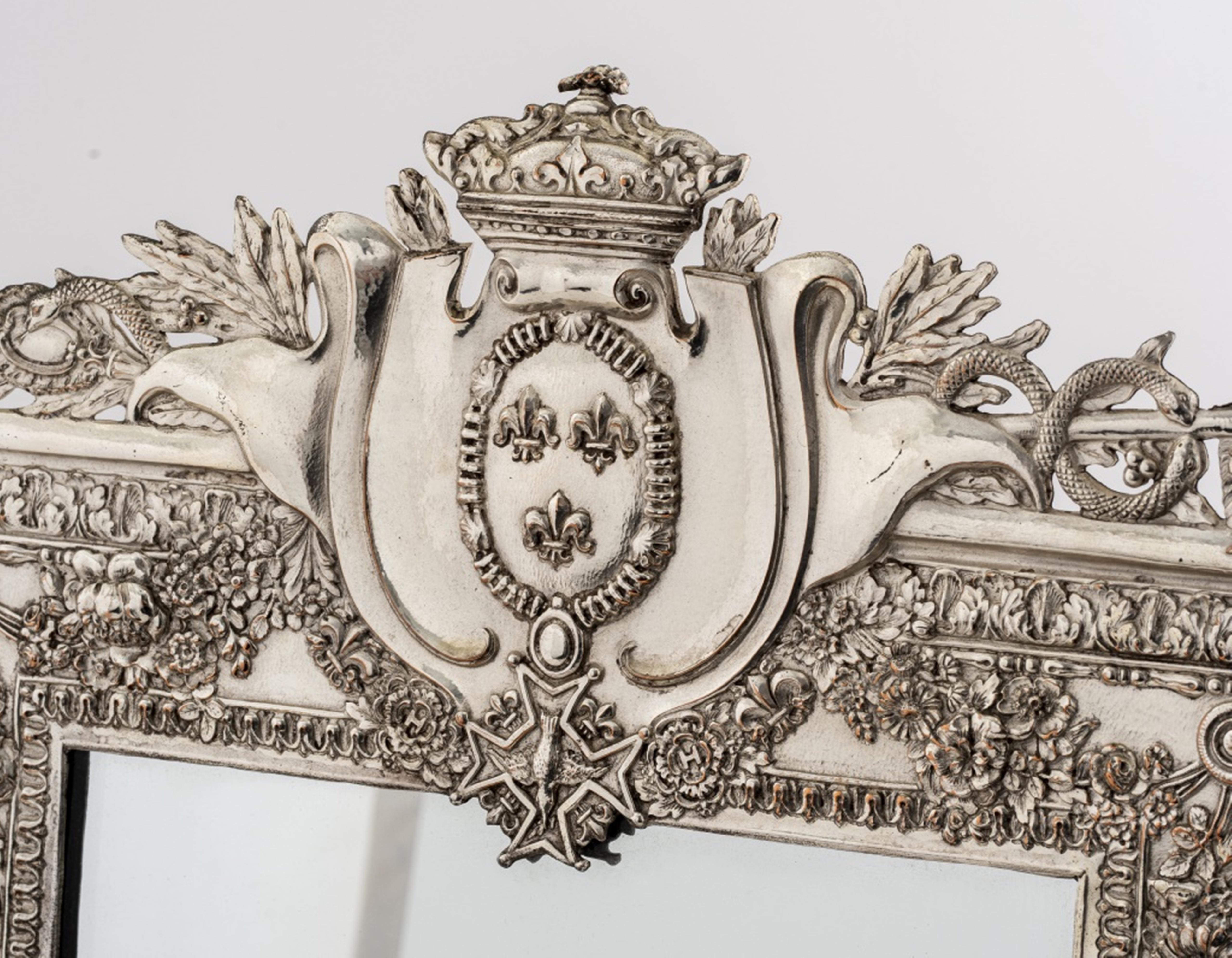 20ième siècle Miroir de table de style Louis XIV en métal argenté en vente