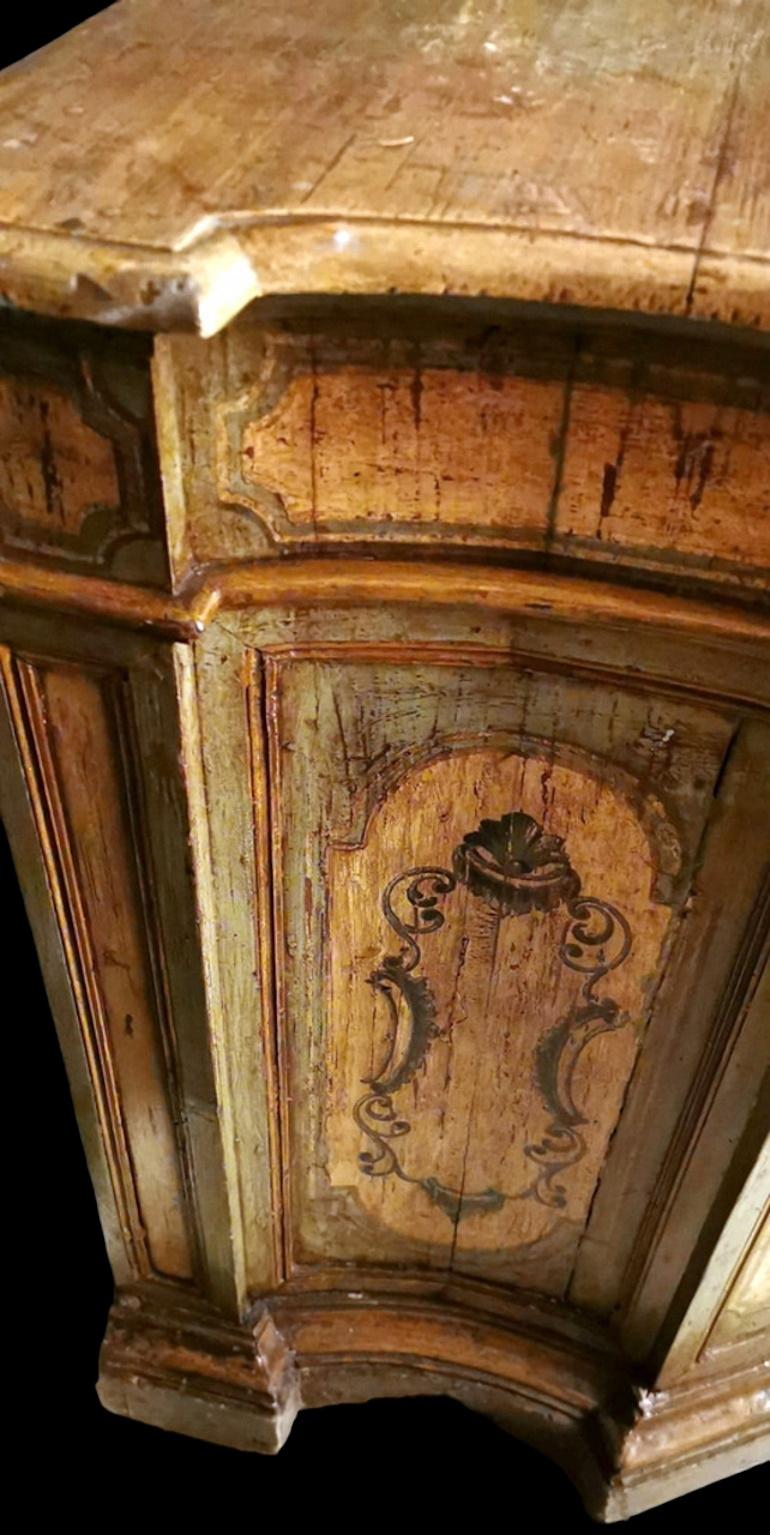 Italienisches Lackiertes venezianisches Sideboard im Stil Louis XIV. im Angebot 4