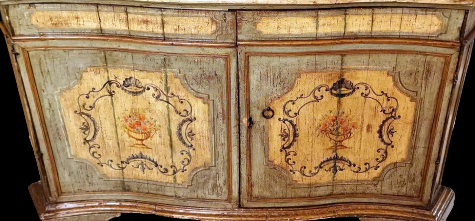 Louis XIV Style Italian Venetian Lacquered Sideboard In Good Condition For Sale In Prato, Tuscany