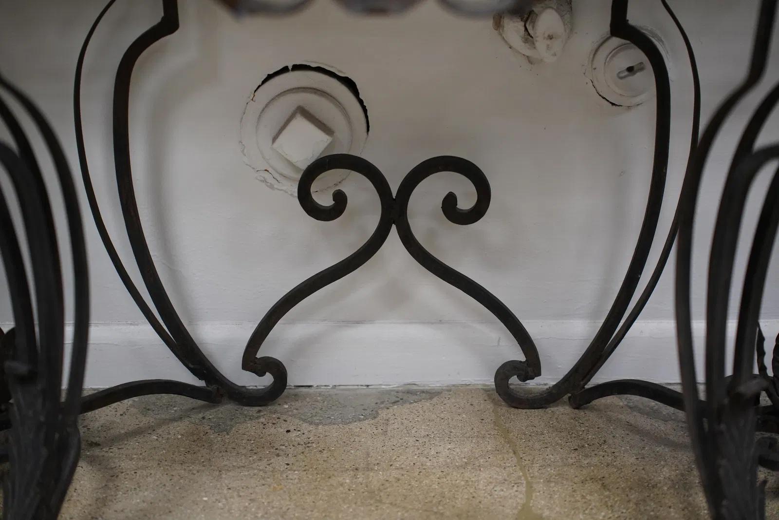 Tavolo consolle in ferro battuto in stile Luigi XIV con piano in marmo rosso Fine Ottocento in vendita 9