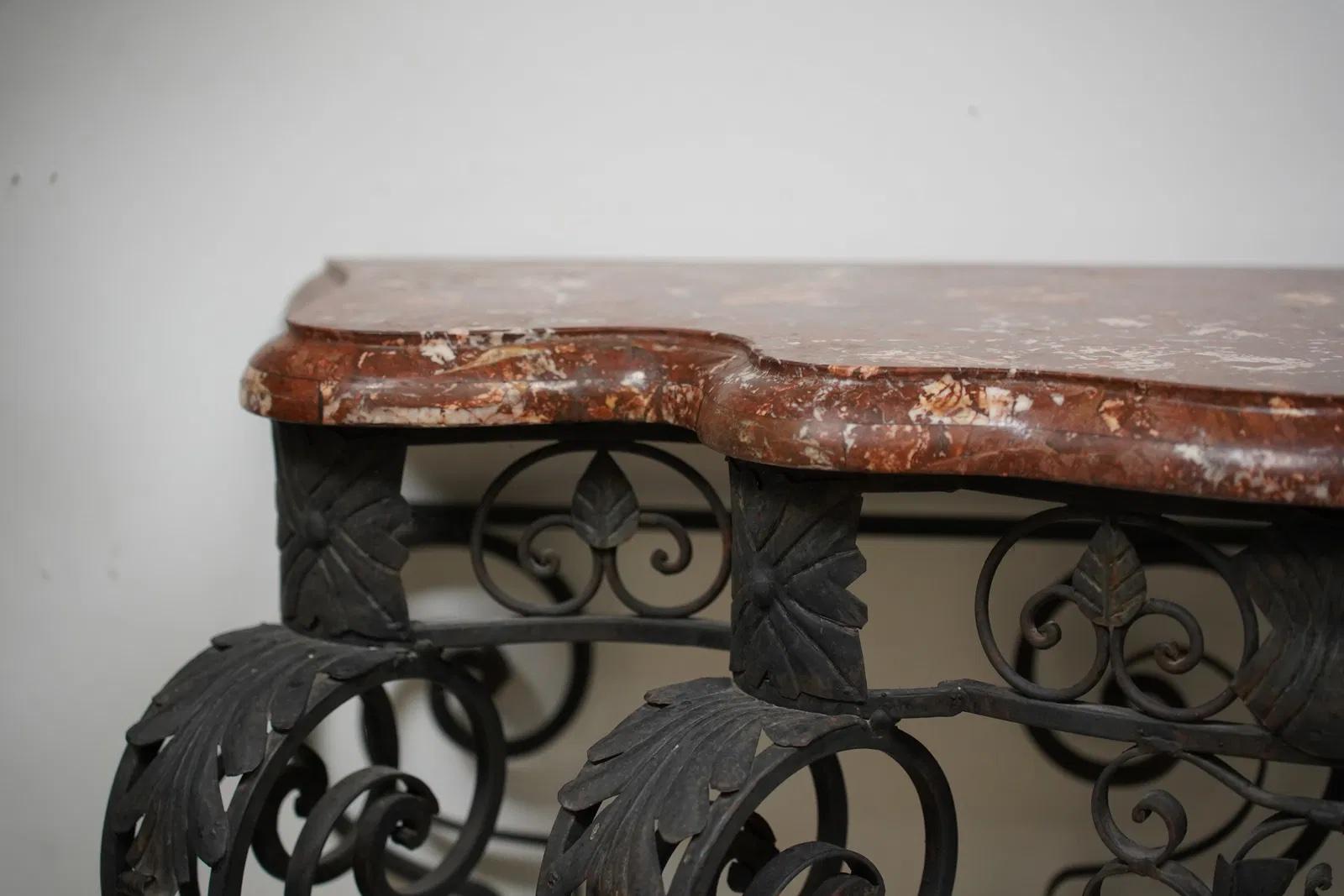 Tavolo consolle in ferro battuto in stile Luigi XIV con piano in marmo rosso Fine Ottocento in vendita 2