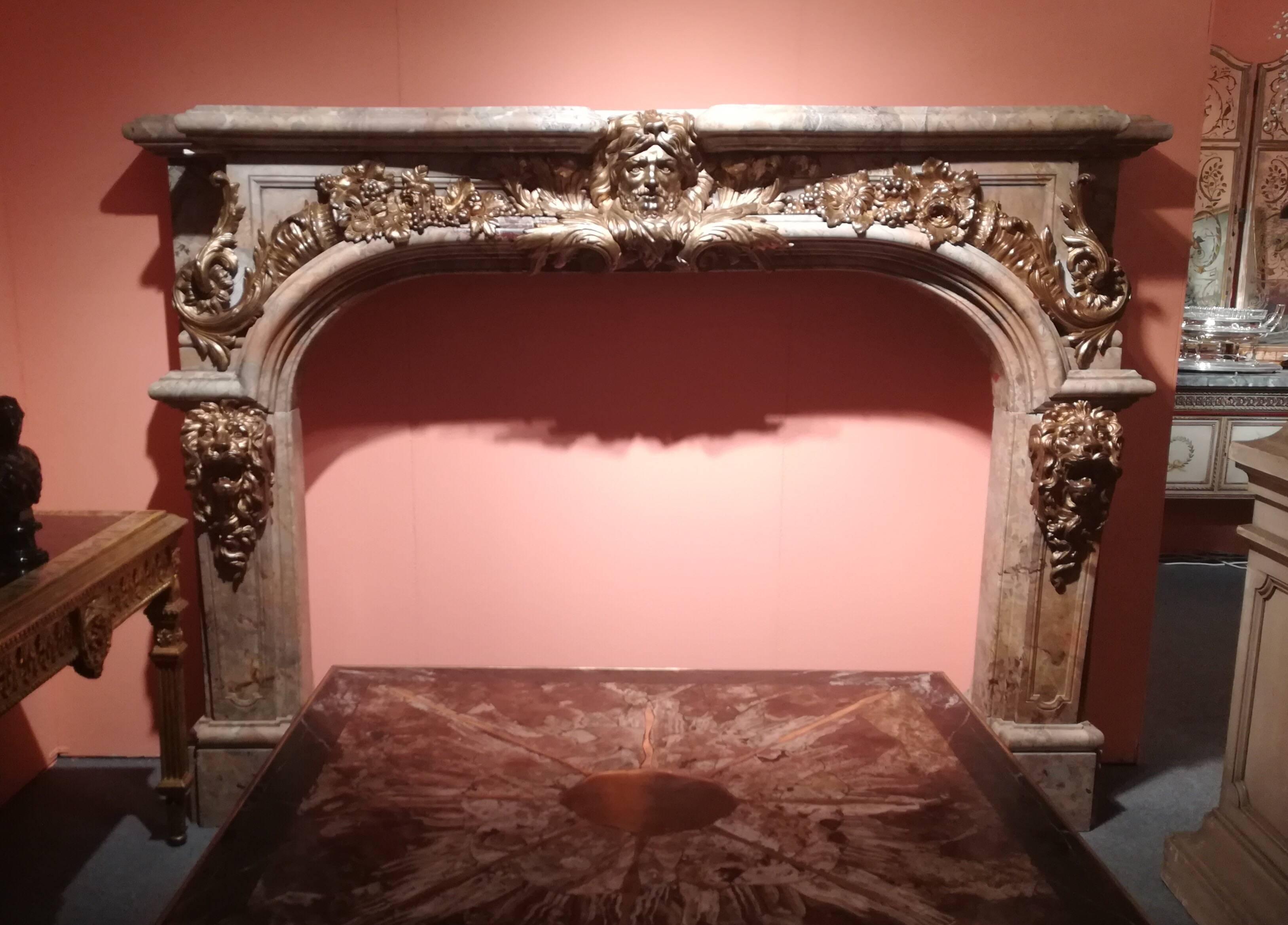 Louis XIV style, 20th century, prestigious and wonderful fireplace made in marble Sarrancolin Fantastico and gilded bronze.
It is adorned with gorgeous gilded bronze ornaments including large heads of lions on the jambs, acanthus leaves and