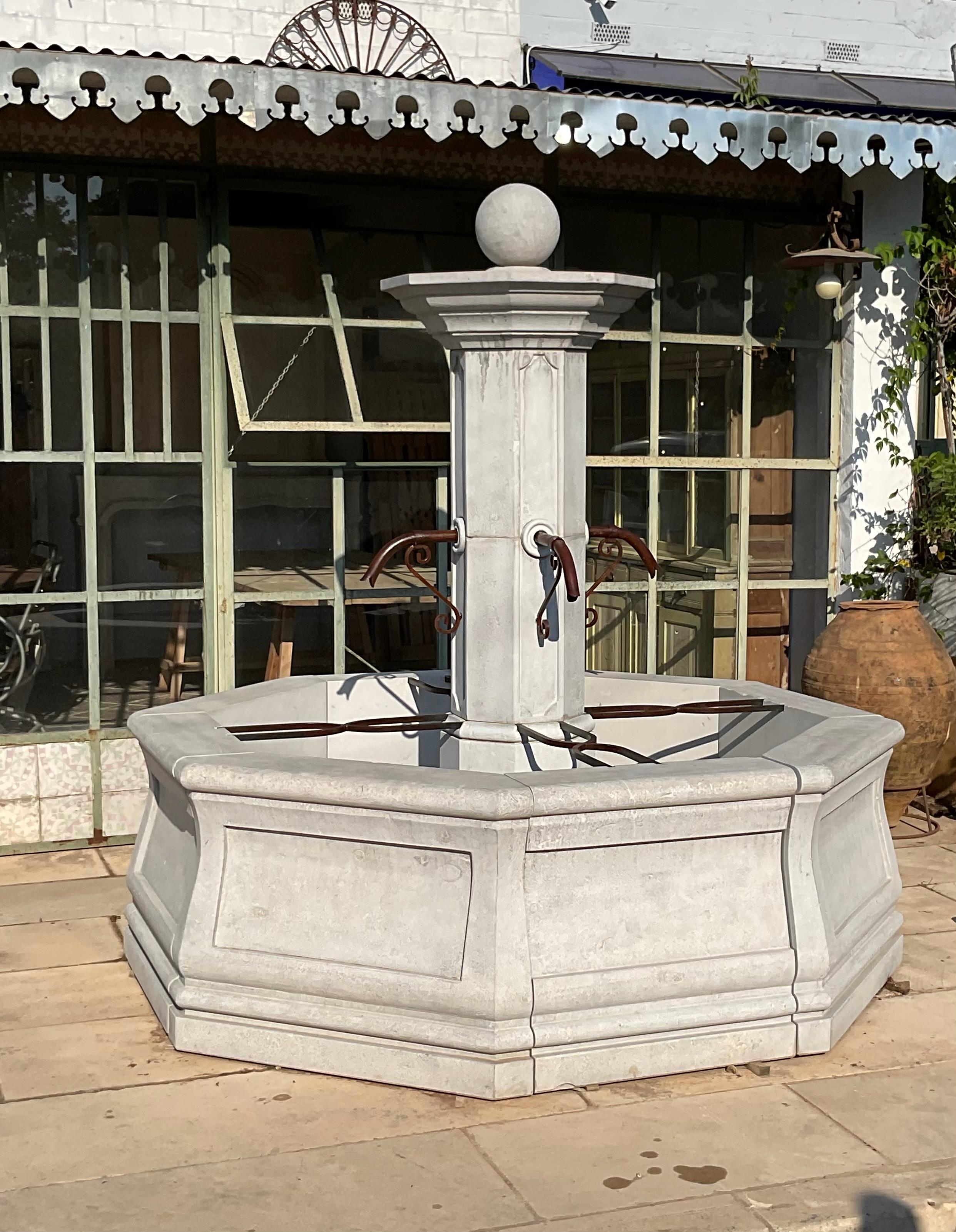 Fontaine de village Louis XIV - réédition Bon état - En vente à SAN VICENTE DE ALCÁNTARA, ES