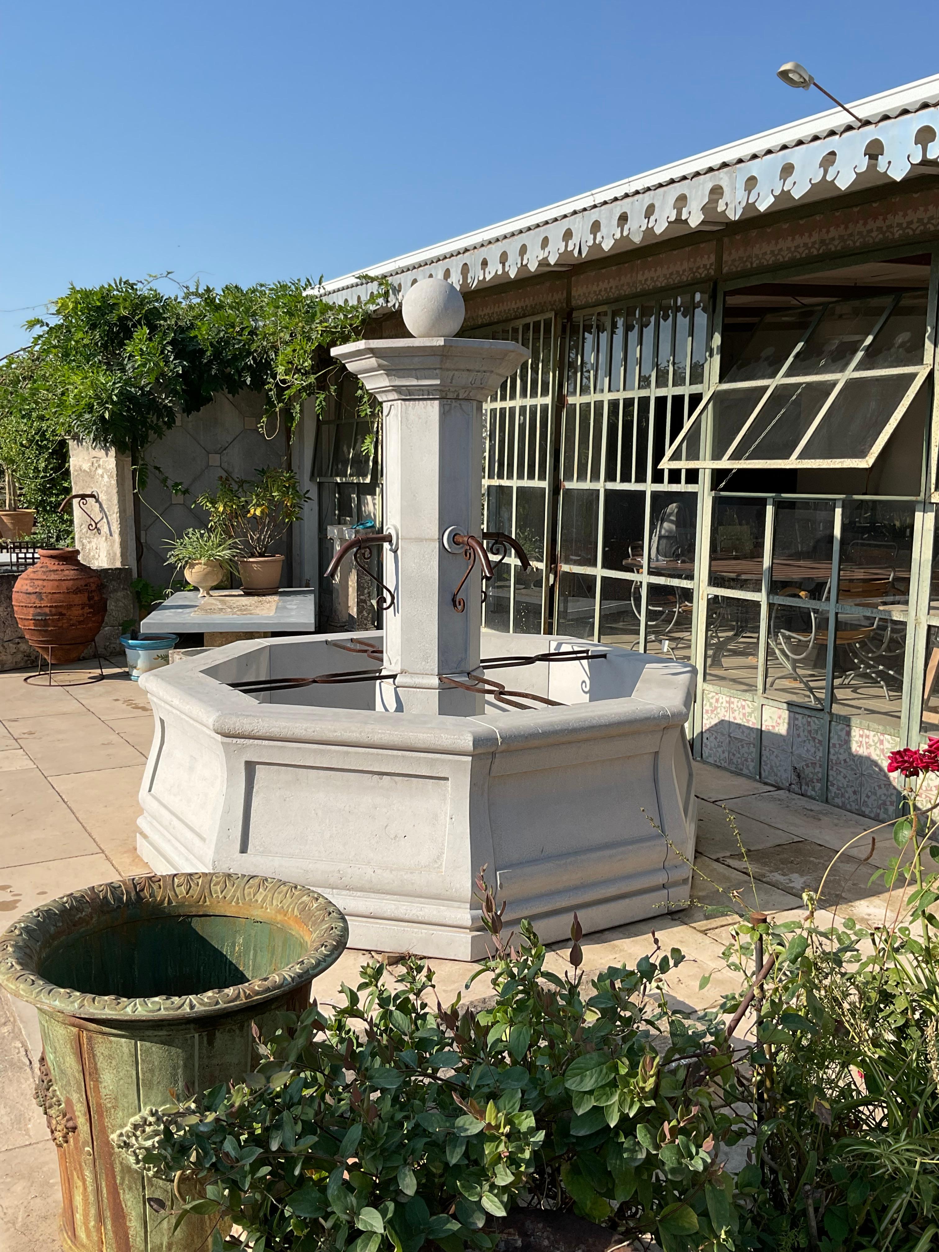 Fin du 20e siècle Fontaine de village Louis XIV - réédition en vente