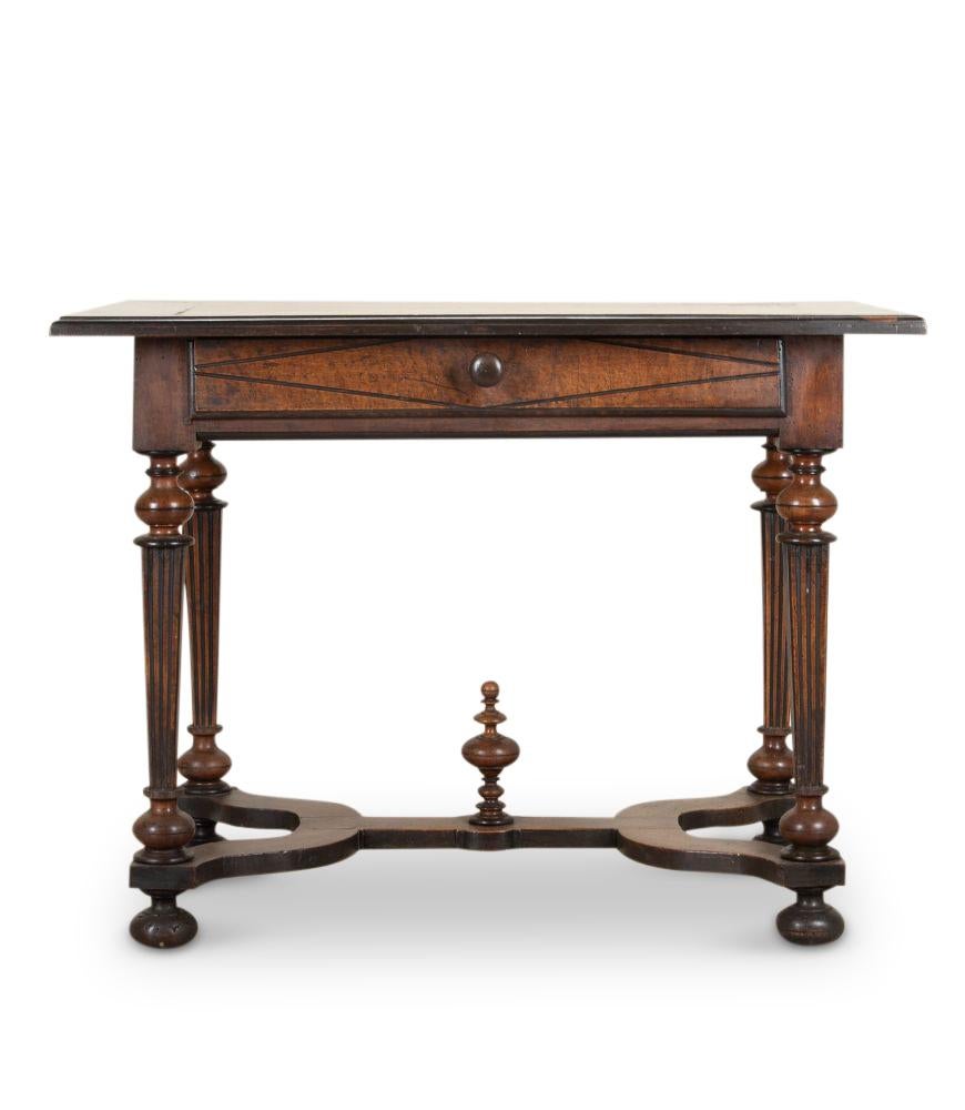 Magnifique table d'appoint en noyer de la région de Toulouse, datant de Louis XIV (1638- 1715). 

Le magnifique plateau en noyer chaud est patiné et usé par les siècles. Il est soutenu par d'élégants pieds sculptés et une traverse. Il y a également