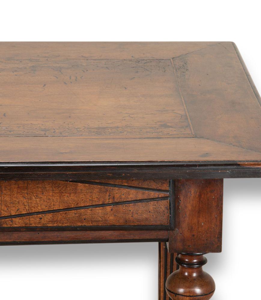 Français Table d'appoint Louis XIV en noyer en vente