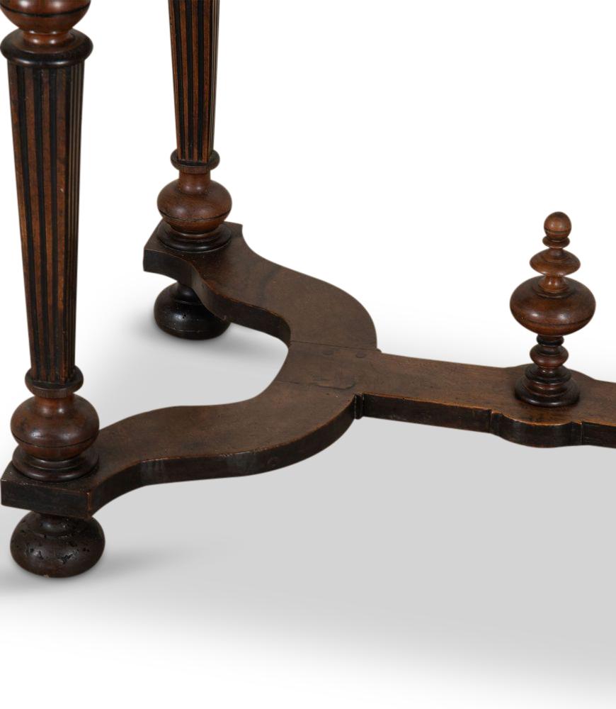 Table d'appoint Louis XIV en noyer Bon état - En vente à Tetbury, Gloucestershire