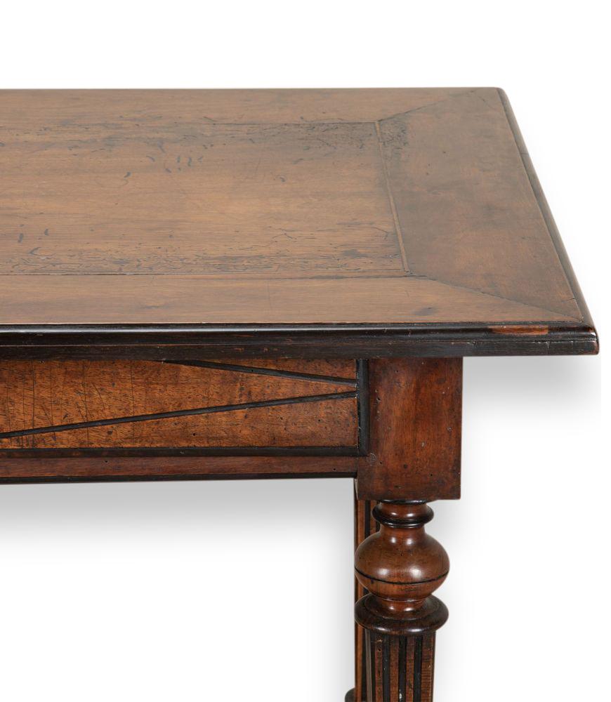 XVIIIe siècle Table d'appoint Louis XIV en noyer en vente