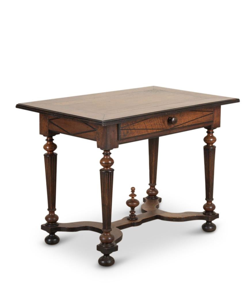 Noyer Table d'appoint Louis XIV en noyer en vente