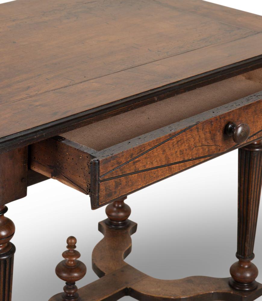 Table d'appoint Louis XIV en noyer en vente 1