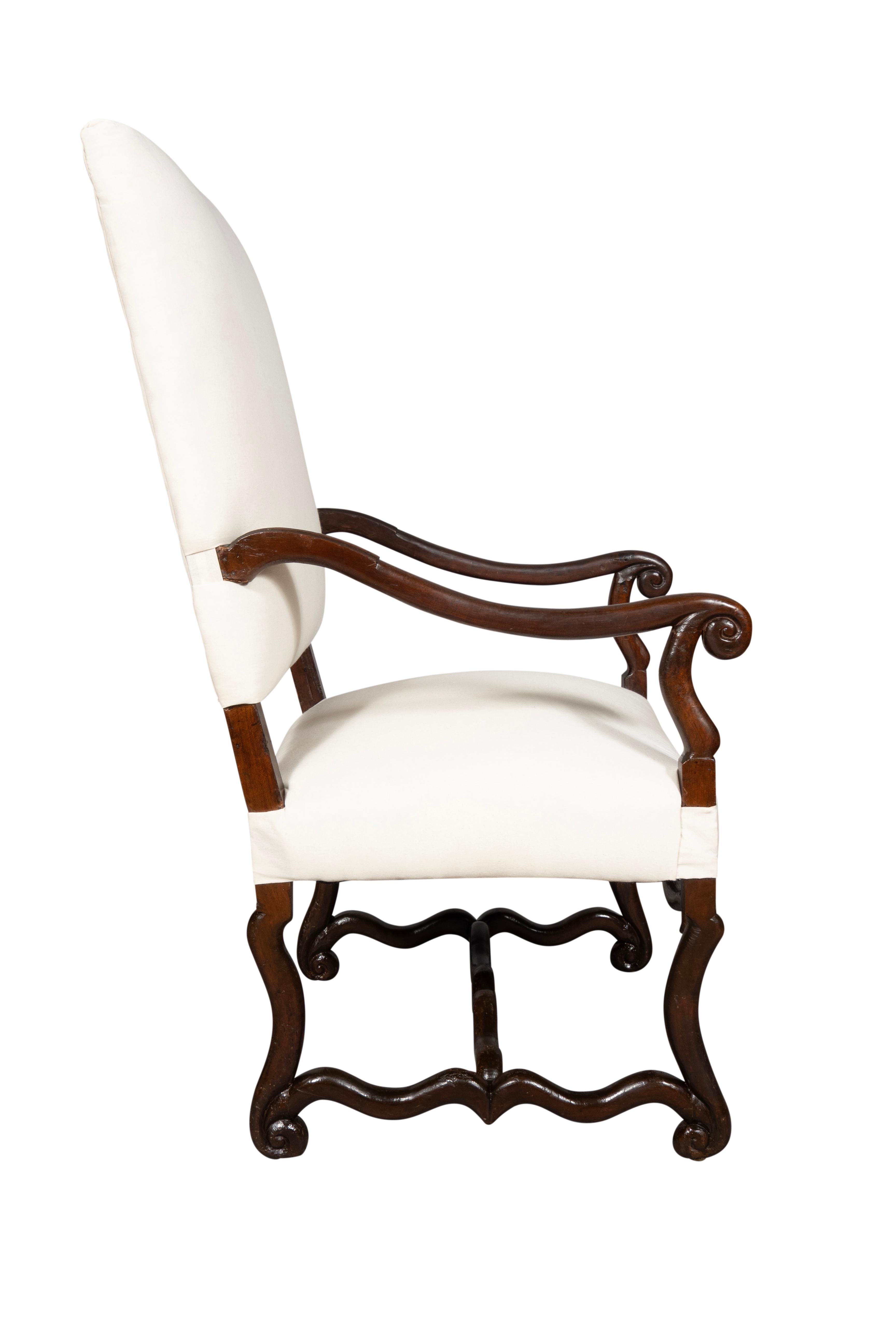Français Fauteuil Louis XIV en noyer Os De Mouton en vente