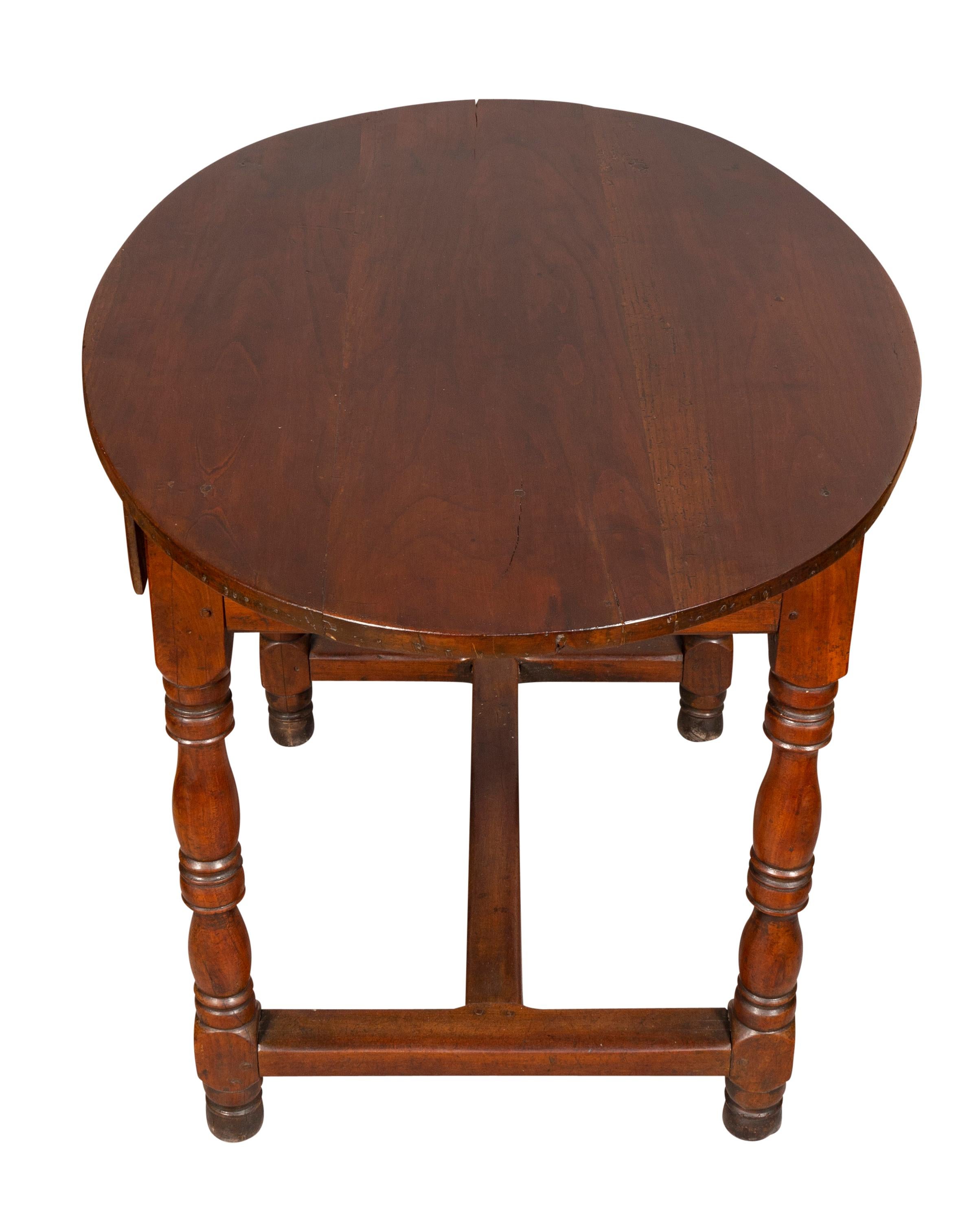 Louis XIV. Tisch aus Nussbaumholz im Angebot 5
