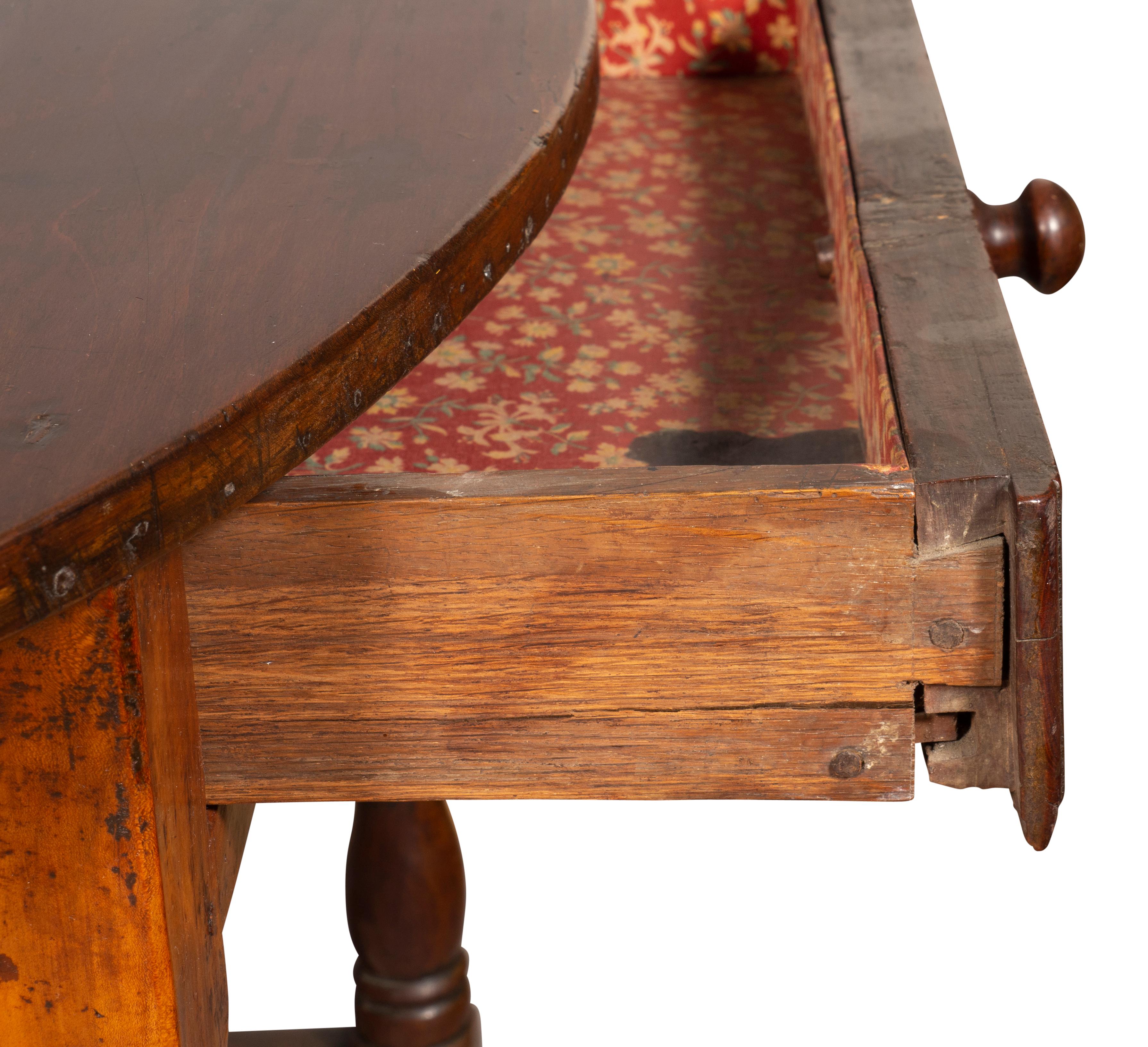Louis XIV. Tisch aus Nussbaumholz im Angebot 13